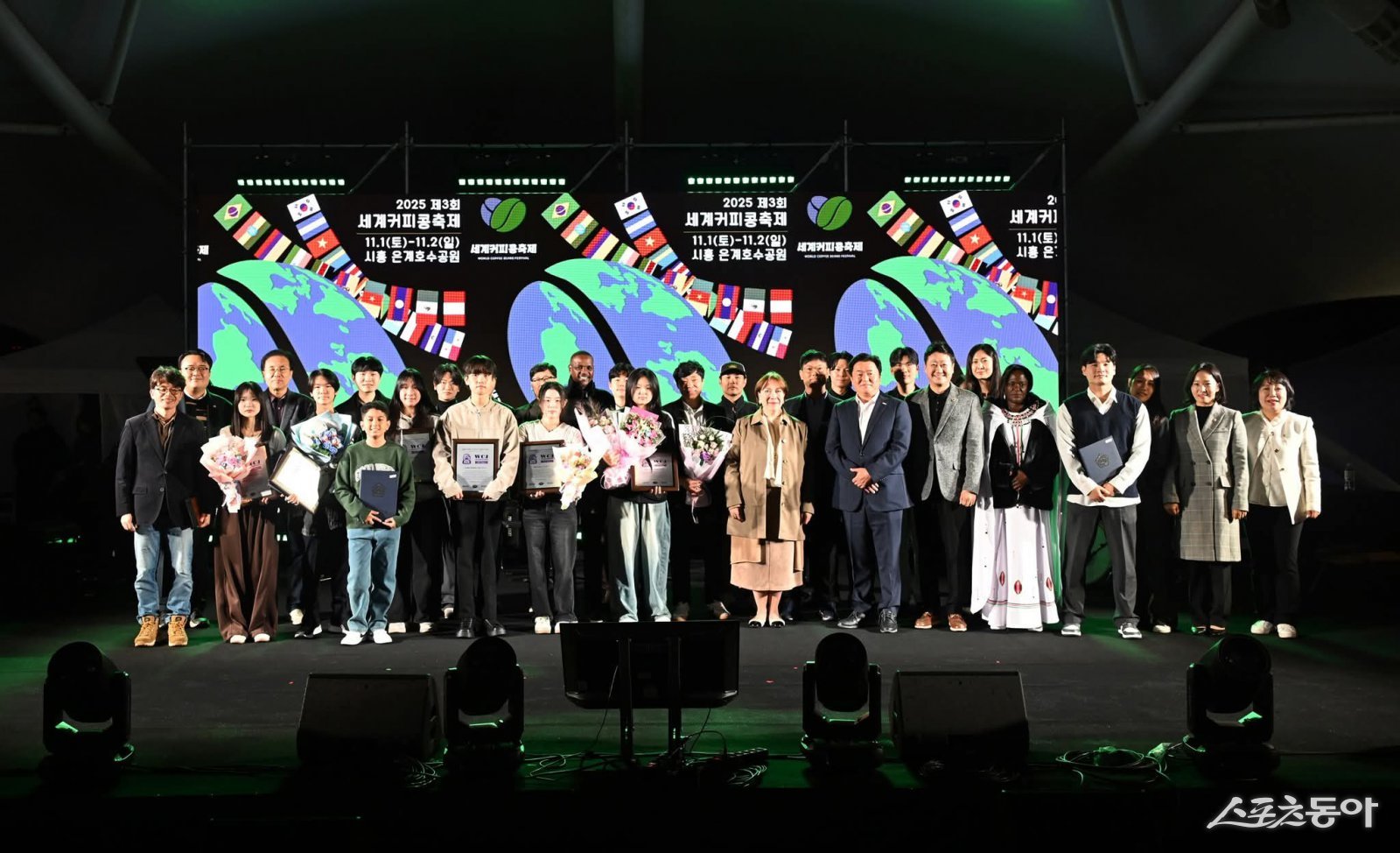 2025년 시흥시 지역특화 관광축제 1위로 선정된 ‘제3회 세계커피콩축제’가 커피를 매개로 한 국제교류와 문화외교의 장으로 주목받고 있다(세계커피대회 수상자들의 기념촬영 모습).사진제공|시흥시