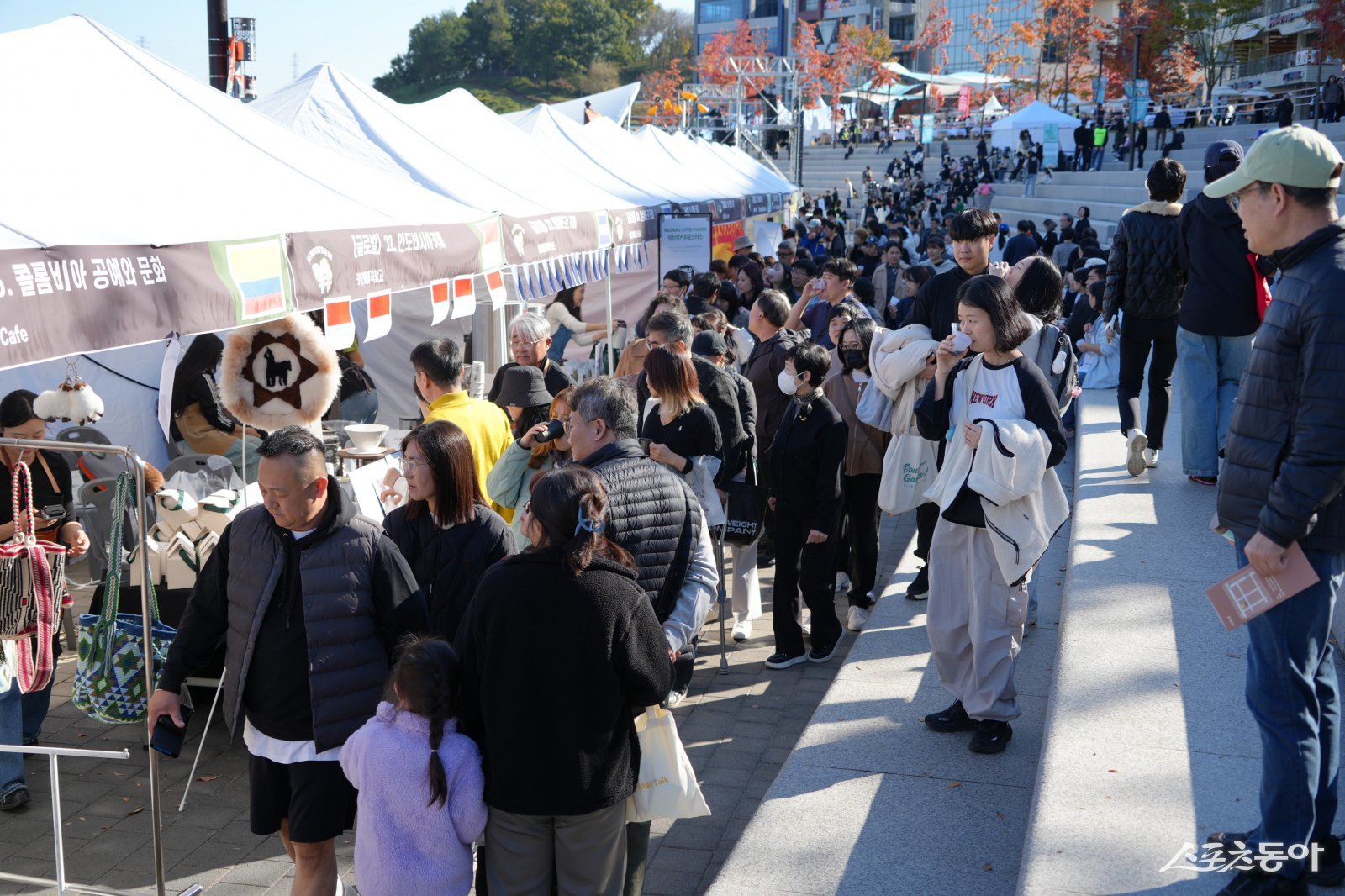 2025년 시흥시 지역특화 관광축제 1위로 선정된 ‘제3회 세계커피콩축제’가 커피를 매개로 한 국제교류와 문화외교의 장으로 주목받고 있다(커피콩 축제 현장을 찾은 방문객들 모습).사진제공|시흥시