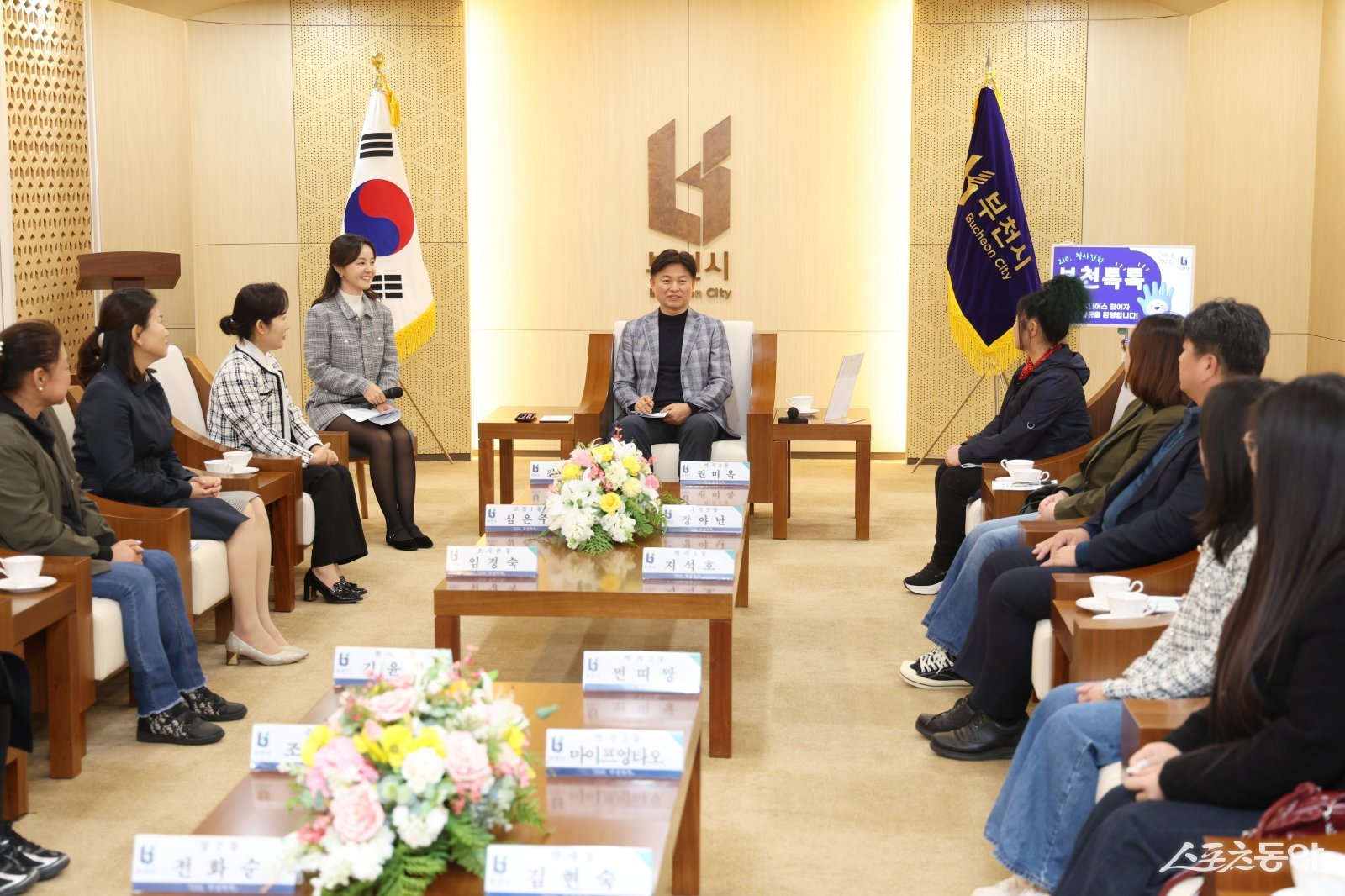 조용익 부천시장이 한 참여자의 질문에 답변하고 있다.사진제공｜부천시