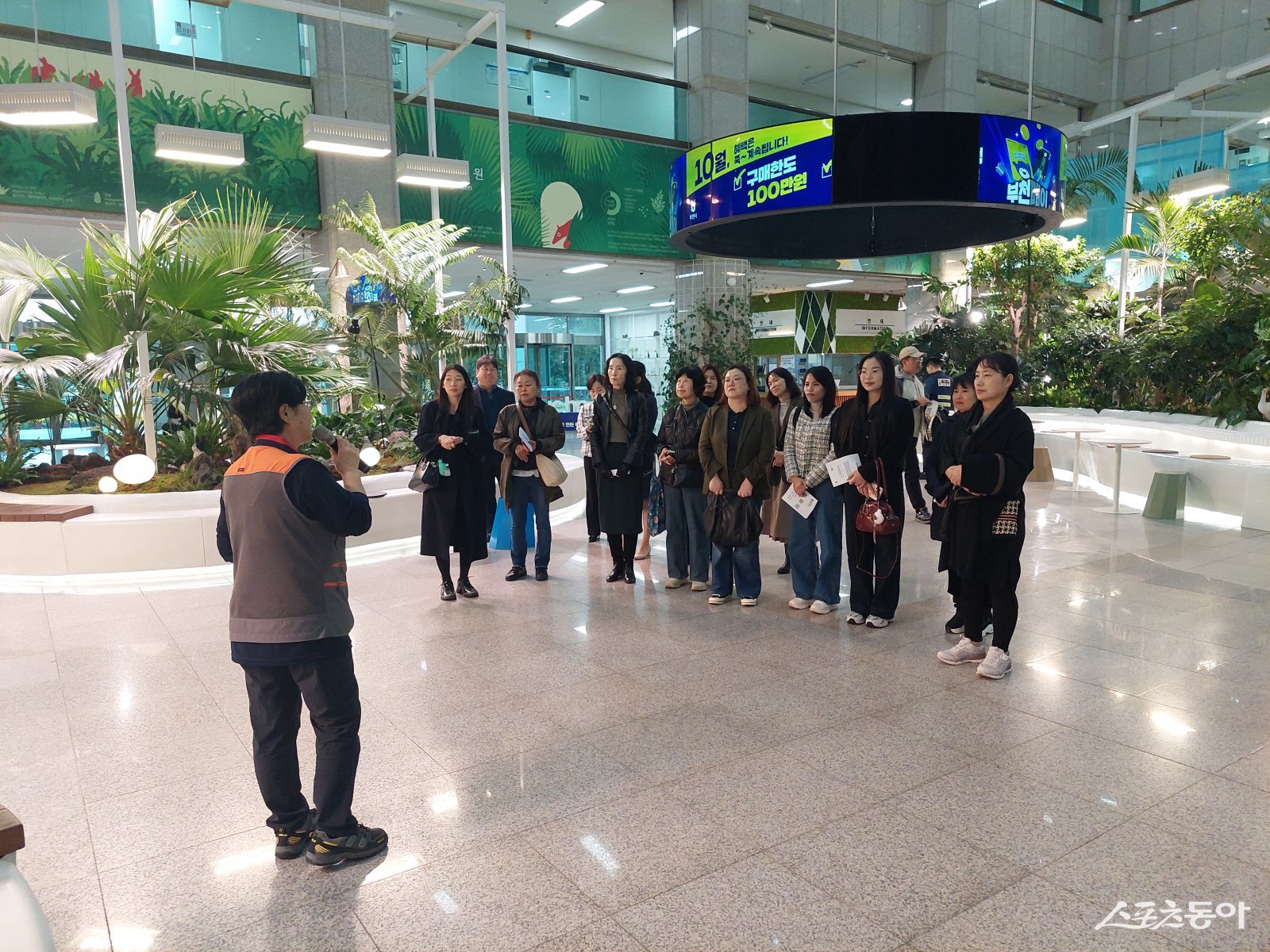 부천 마을지니어스 참여자들이 시청 산소정원에 관한 설명을 듣고 있다.사진제공｜부천시