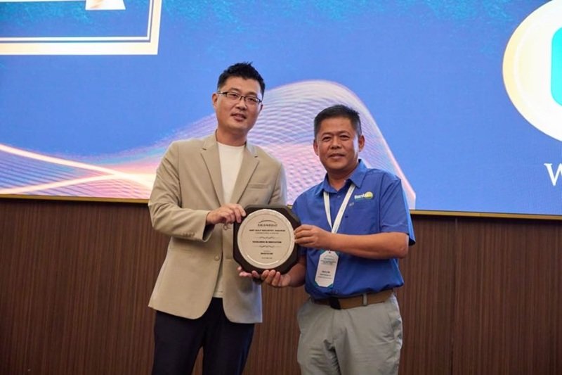 스마트스코어가 10월 29일(현지시간) 말레이시아 쿠알라룸푸르에서 열린 ‘AGIF 어워즈 2025’에서 ‘기술혁신대상’을 수상했다. 염인욱 스마트스코어 대표(왼쪽)와 Henry Ng AGIF 이사가 기념 촬영을 하는 모습. 사진제공ㅣ스마트스코어