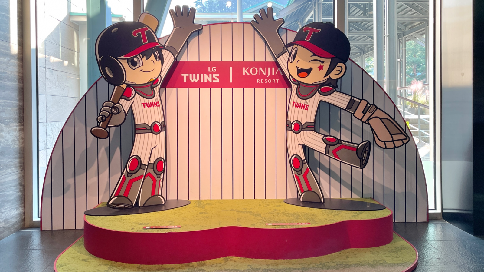 곤지암리조트가 LG트윈스 우승을 기념해 EW빌리지 로비에 마련한 트윈스 포토존 경품 이벤트
