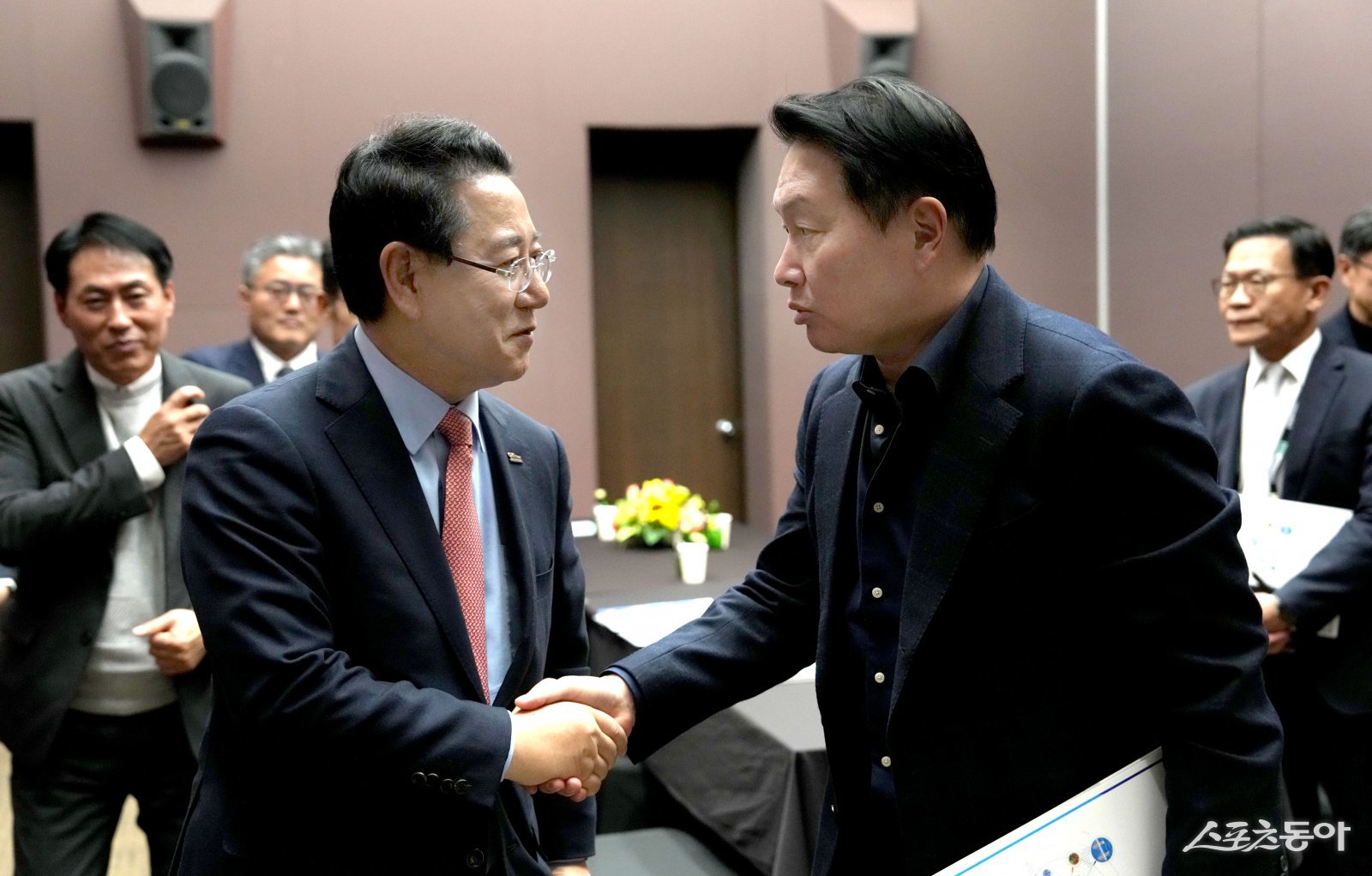 김영록 전라남도지사가 지난 3일 서울 코엑스 오픈미팅룸에서 최태원 SK그룹 회장과 면담을 갖고 ‘오픈AI AI데이터센터’ 등과 관련해 투자협의를 갖고 인사를 나누고 있다. 사진제공=전남도