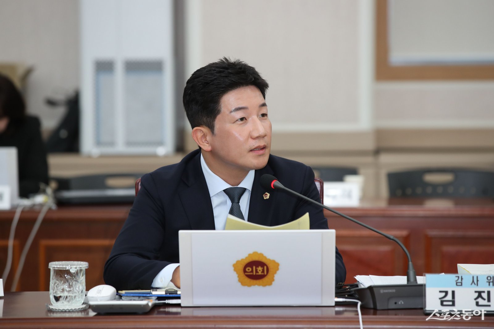 김진남 전남도의원(더불어민주당·순천5)은 지난 3일 전라남도교육청 행정사무감사에서 생존수영 교육의 실효성 부재와 지역 간 교육격차 문제를 지적하고 있다. 사진제공=전남도의회