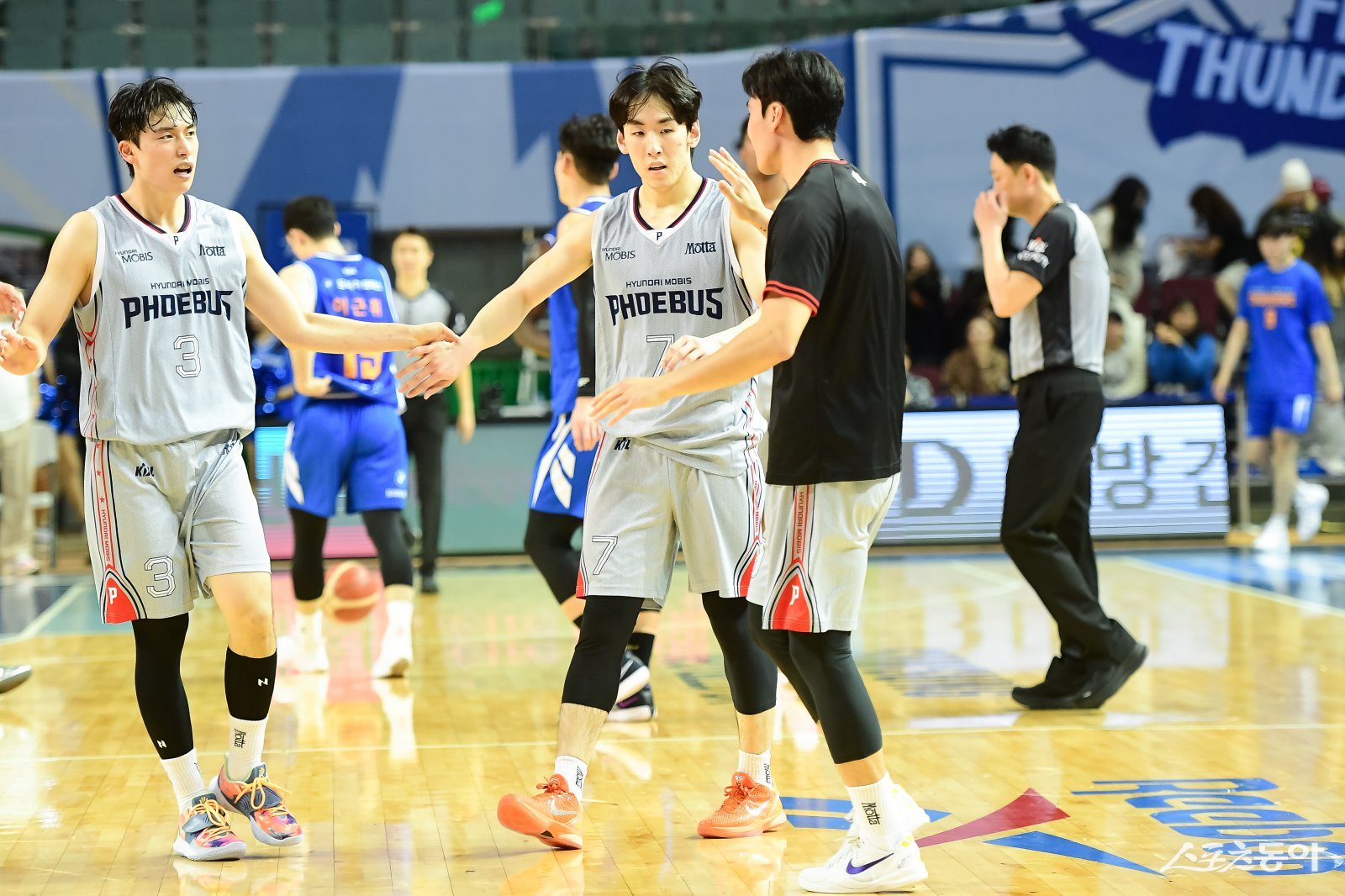 현대모비스 박무빈(왼쪽)과 서명진(가운데)이 3일 잠실실내체육관에서 열린 삼성과의 경기 도중 하이프이브하고 있다. 둘 모두 이번 시즌 충분한 기회를 잡아 잠재력을 터트리고 있다. 사진제공｜KBL