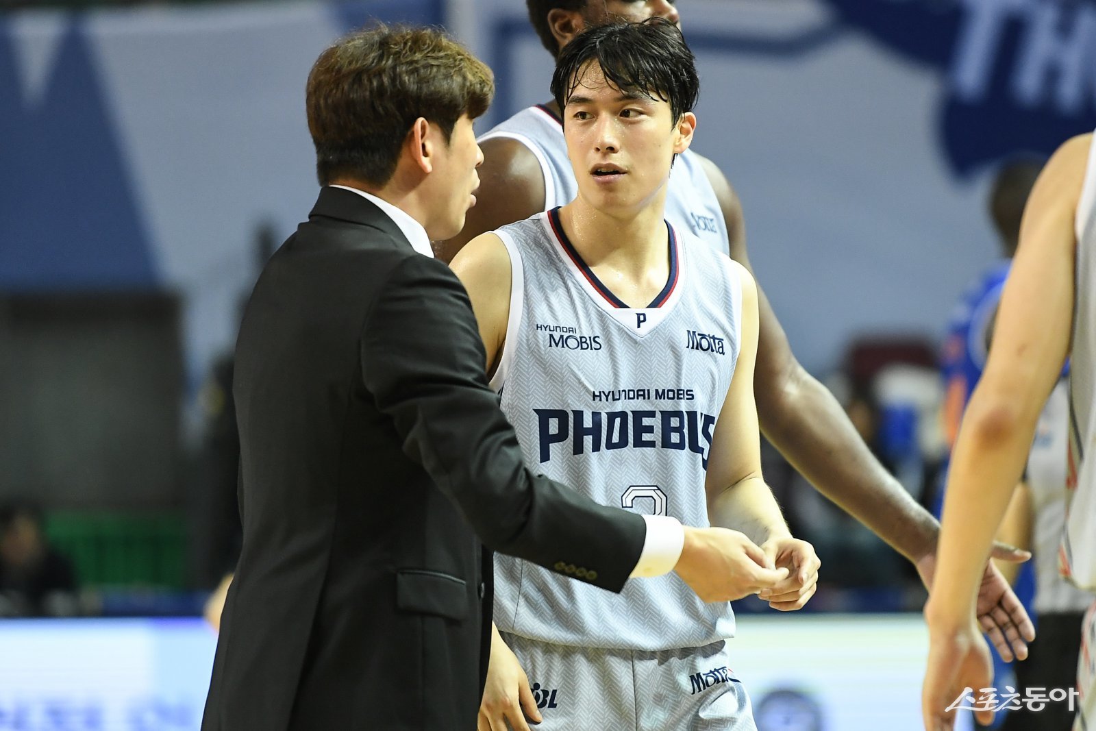 현대모비스 양동근 감독(왼쪽)이 3일 잠실실내체육관에서 열린 삼성전 도중 박무빈과 얘기를 나누고 있다. 사진제공｜KBL