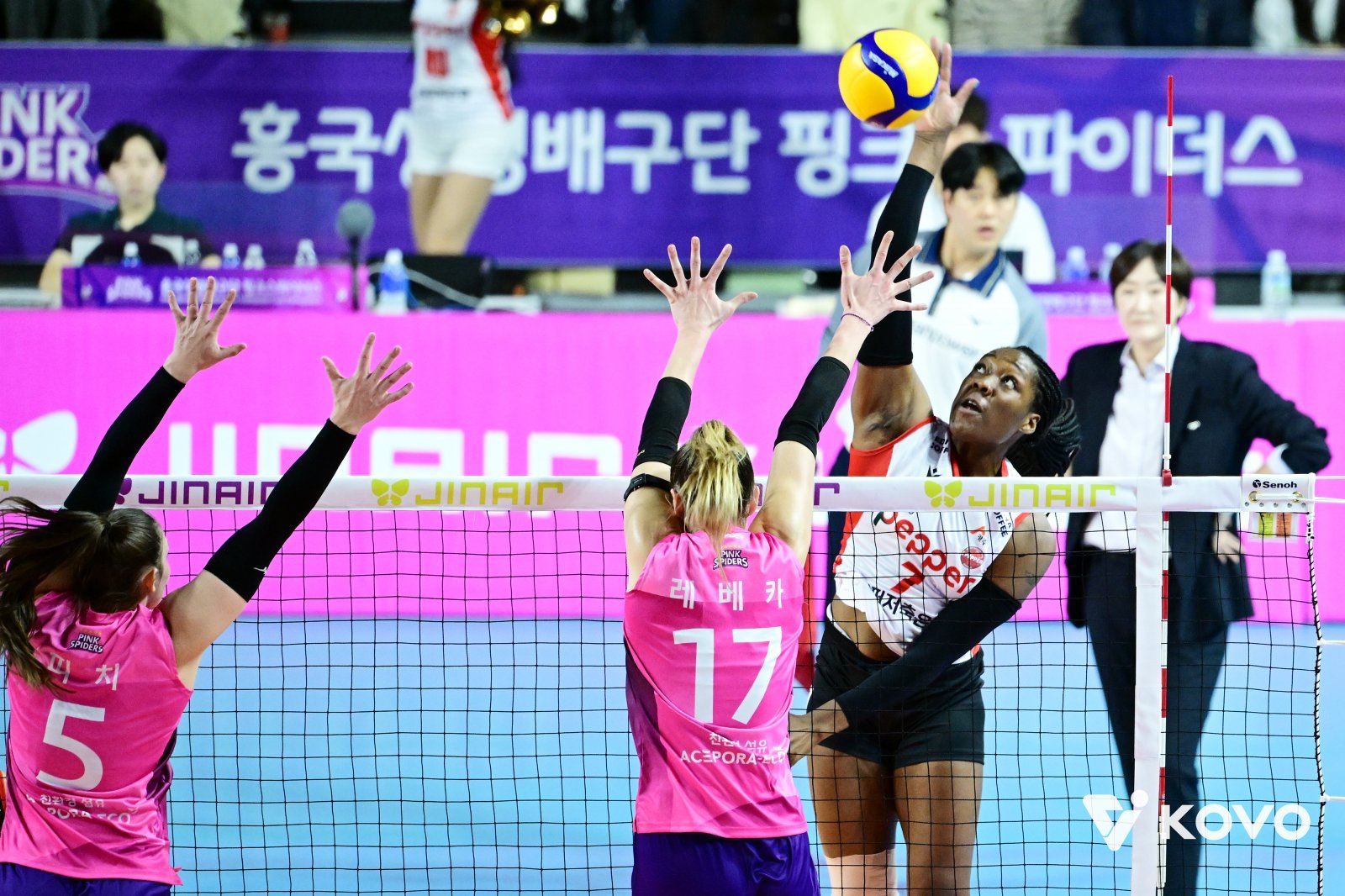 페퍼저축은행 라이트 조이(오른쪽 2번째)가 2일 흥국생명과 원정경기서 피치와 레베카(왼쪽부터)의 블로킹을 피해 연타를 하고 있다. 사진제공|KOVO