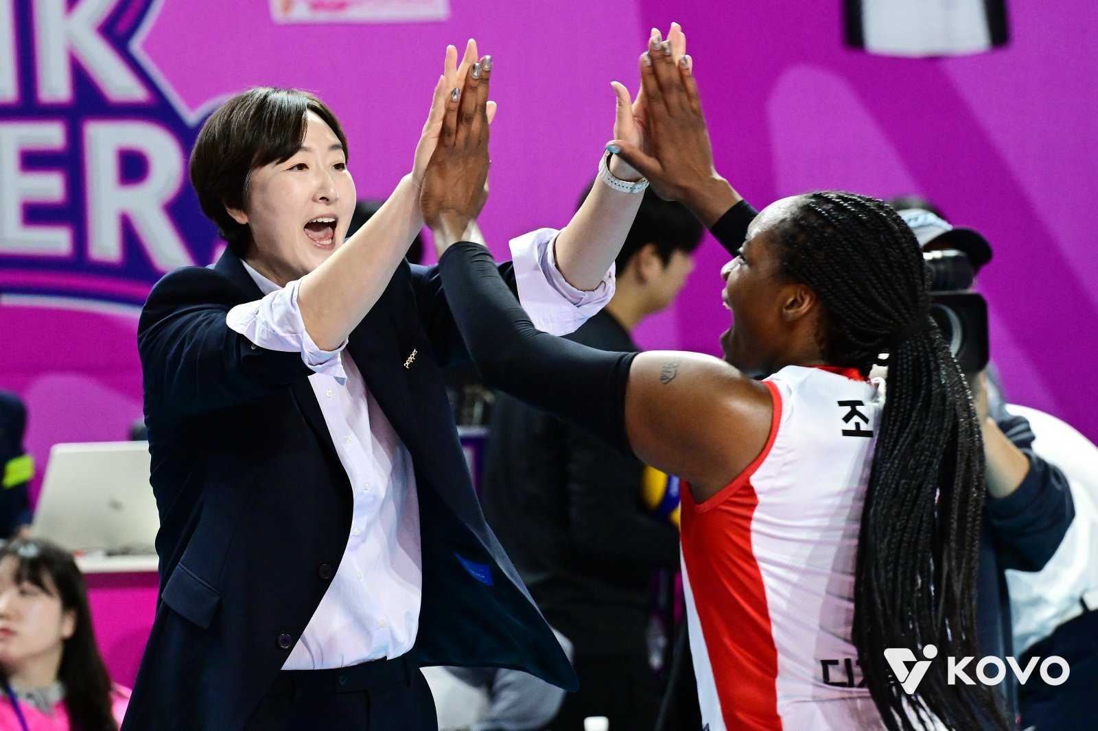 페퍼저축은행 라이트 조이(오른쪽)가 2일 흥국생명과 원정경기 도중 장소연 감독과 손뼉을 마주치고 있다. 사진제공|KOVO