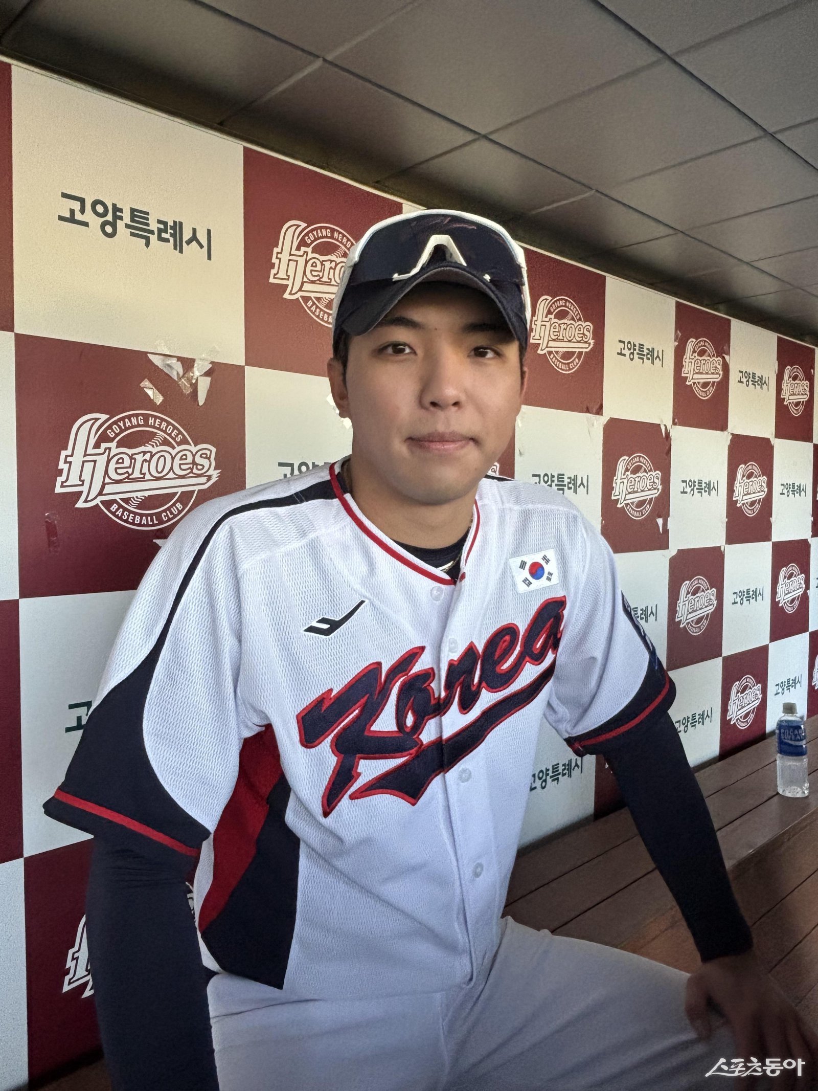 KT 안현민과 삼성 김영웅은 향후 한국 야구의 미래를 짊어질 2003년생 동갑내기 거포다. 나란히 ‘K-베이스볼시리즈’ 대표팀에 이름을 올린 이들은 훈련 초부터 ‘절친 케미스트리’를 뽐내며 기대를 키우고 있다.3일 고양국가대표야구훈련장에서 훈련을 마친 뒤 포즈를 취한 김영웅. 고양|강산 기자