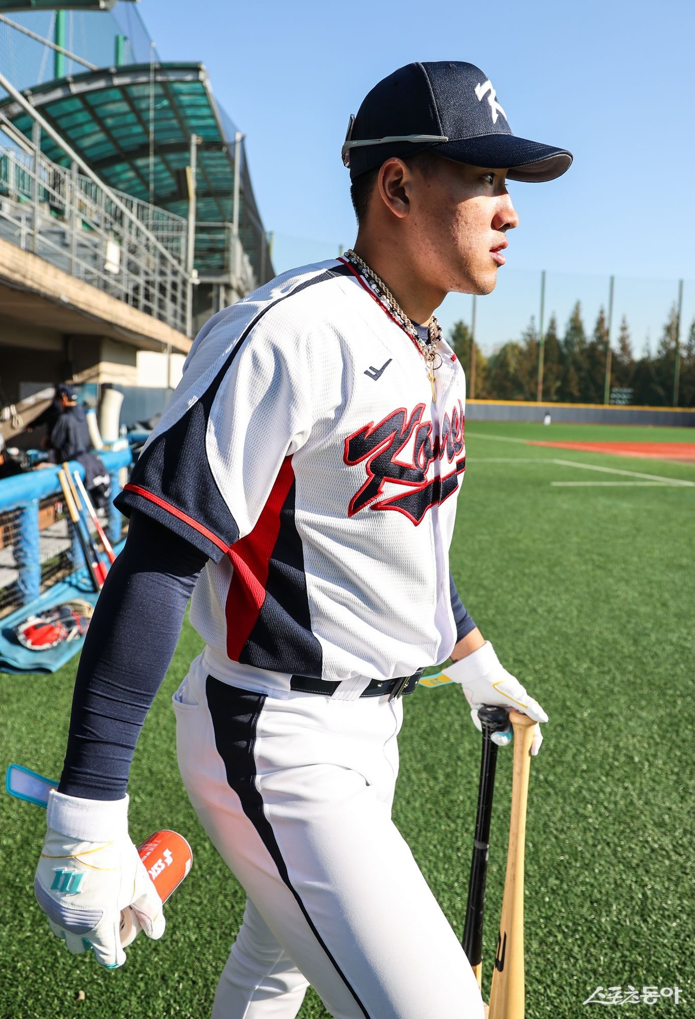 KT 안현민과 삼성 김영웅은 향후 한국 야구의 미래를 짊어질 2003년생 동갑내기 거포다. 나란히 ‘K-베이스볼시리즈’ 대표팀에 이름을 올린 이들은 훈련 초부터 ‘절친 케미스트리’를 뽐내며 기대를 키우고 있다. 2일 고양국가대표야구훈련장에서 타격 훈련을 위해 이동하는 안현민. 사진제공|KBO