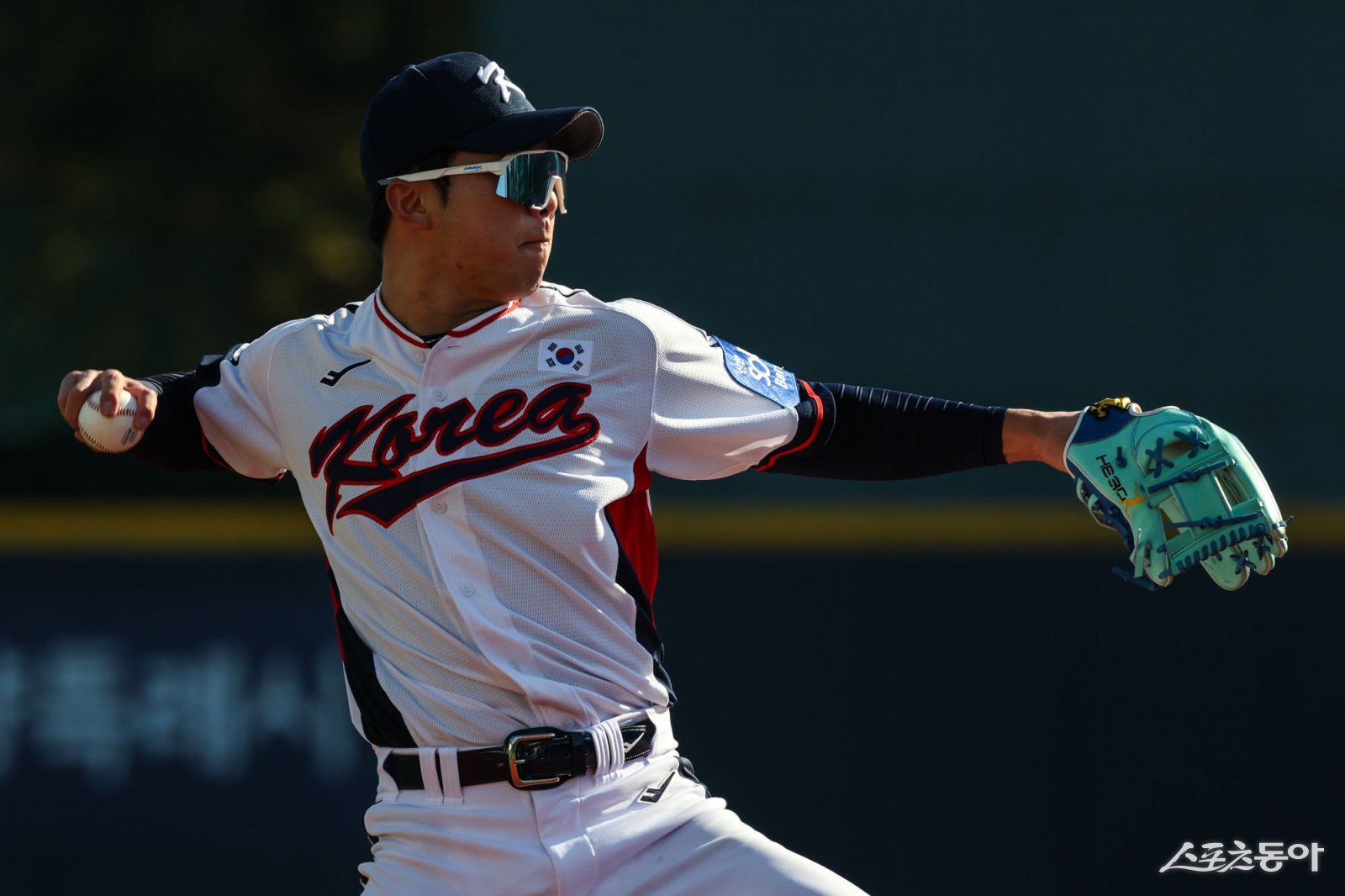 KT 안현민과 삼성 김영웅은 향후 한국 야구의 미래를 짊어질 2003년생 동갑내기 거포다. 나란히 ‘K-베이스볼시리즈’ 대표팀에 이름을 올린 이들은 훈련 초부터 ‘절친 케미스트리’를 뽐내며 기대를 키우고 있다. 2일 고양국가대표야구훈련장에서 수비 훈련을 하고 있는 김영웅. 사진제공|KBO