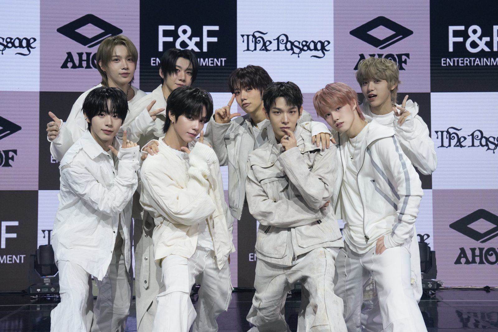 그룹 아홉이 데뷔 4개월 만에 초고속으로 컴백했다. 이들은 4일 서울 광진구에서 열린 미니 앨범 ‘더 패시지’의 쇼케이스에 참석해 “이번 앨범으로 음악 방송 올킬이 목표”라는 당찬 포부를 밝혔다. 사진제공|F&F엔터테인먼트