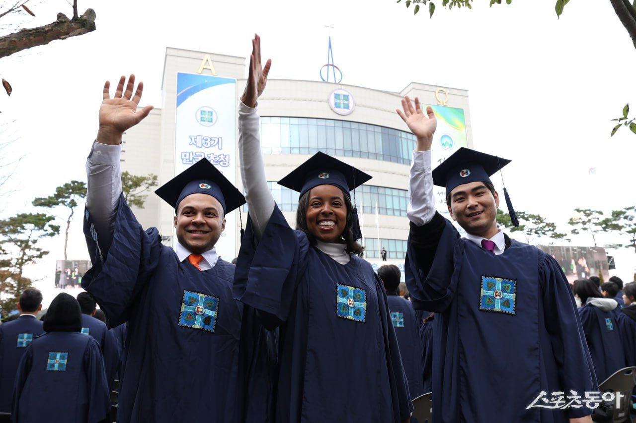 2일 신천지예수교 증거장막성전 청주교회에서 열린 ‘시온기독교선교센터 116기 수료식’에 참여한 수료생들이 서로의 수료를 축하하며 기념촬영을 하고 있다. (사진제공=신천지예수교회) 