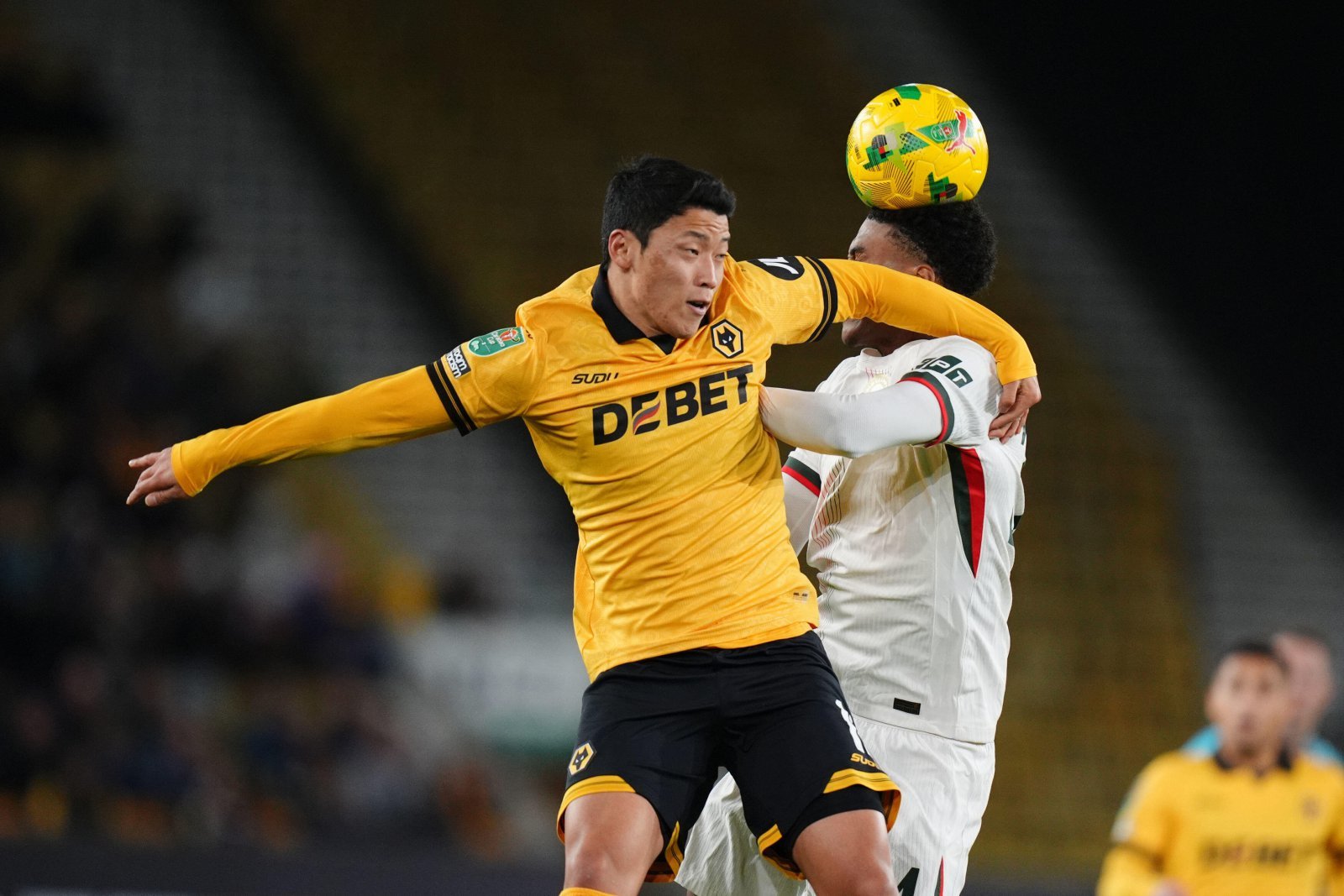 황희찬이 지난달 30일(한국시간) 카라바오컵 4라운드 첼시와 홈경기 도중 공중볼을 다투고 있다. 울버햄턴(영국)|AP뉴시스