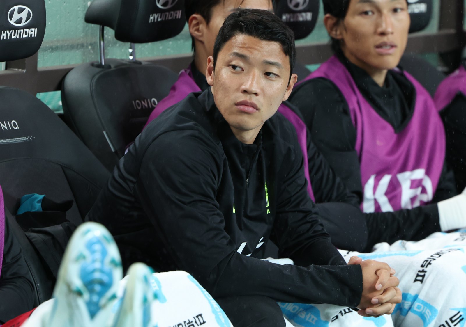 황희찬이 지난달 10일 서울월드컵경기장에서 열린 브라질과 친선전에서 벤치에 앉아 그라운드를 바라보고 있다. 상암|뉴시스