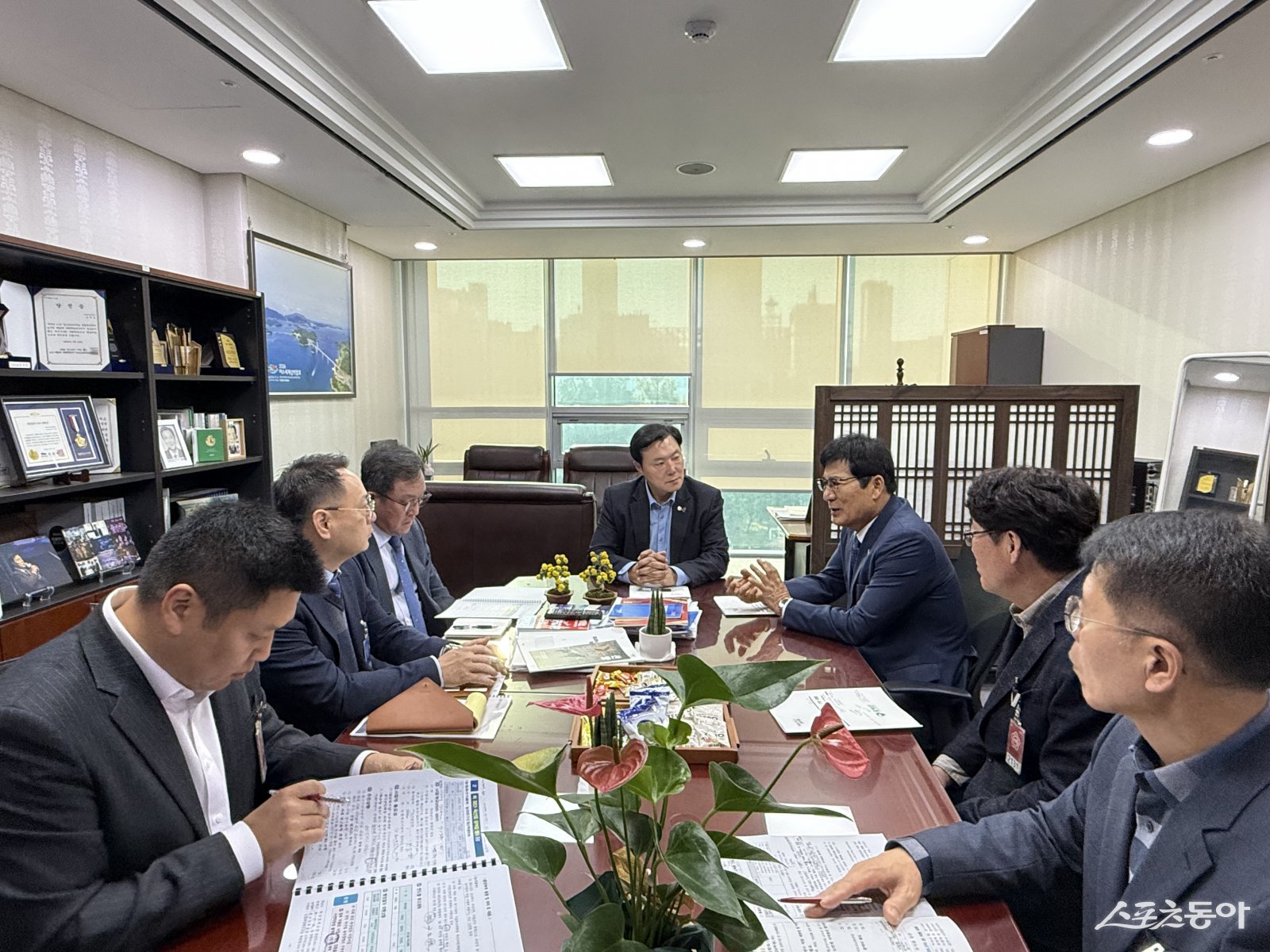 이상익 함평군수가 지난 3일과 4일, 한병도 예산결산특별위원회 위원장을 비롯해 이개호·신정훈·문금주·조계원·안도걸·정진욱·전종덕·박정현 의원 등 예산결산특별위원회 및 주요 상임위원회 위원들을 잇달아 만나 함평의 핵심 현안 사업 추진 필요성을 설명하고 지원을 건의했다. 사진제공=함평군