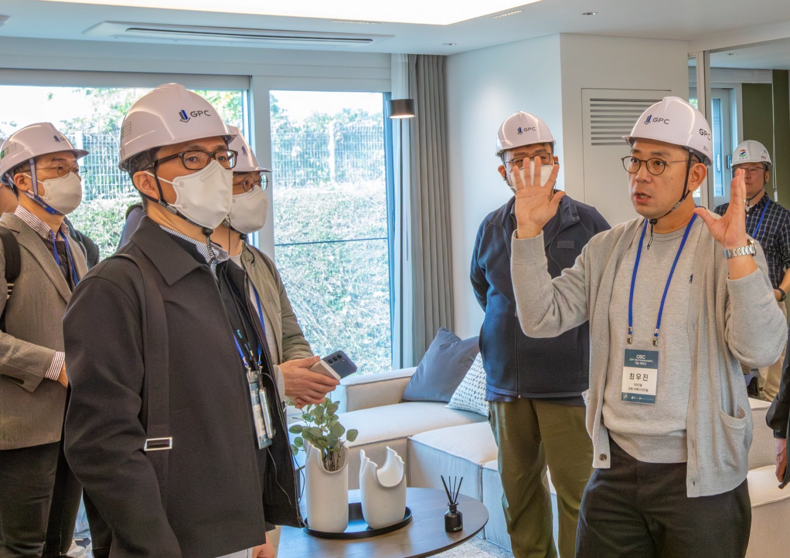 PC목업 주택 세대 내부에서 GS건설 담당자가 기술에 대한 설명을 하고 있다. 사진제공 ｜GS건설