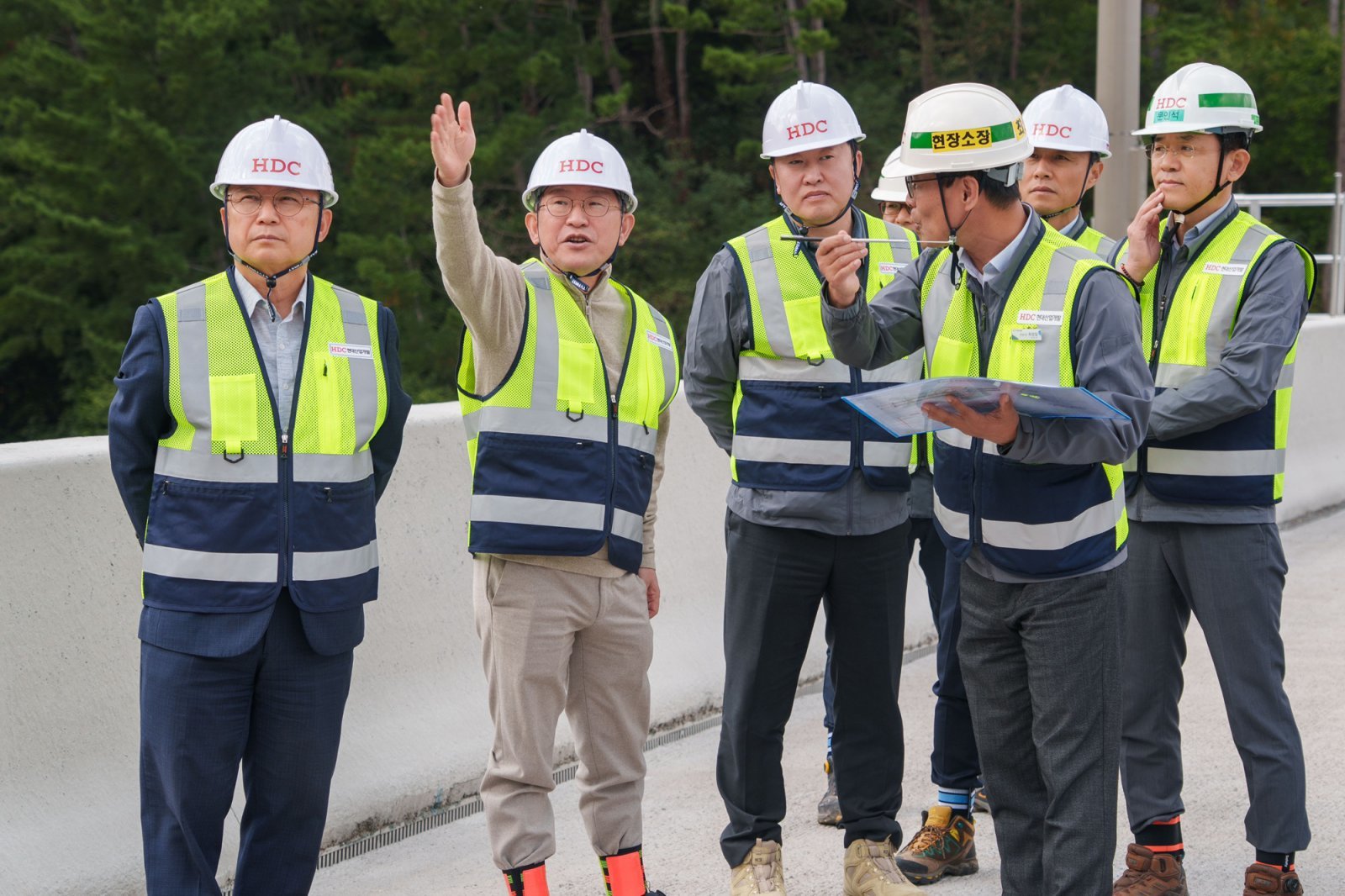 HDC현대산업개발이 동해선 포항-영덕 고속도로 4, 5공구에 대한 현장 안전 점검을 진행했다. 조태제 HDC현대산업개발 대표이사(CSO), 정경구 HDC현대산업개발 대표이사(CEO), 김영한 HDC현대산업개발 인프라본부장(왼쪽부터). 사진제공 ｜HDC현대산업개발