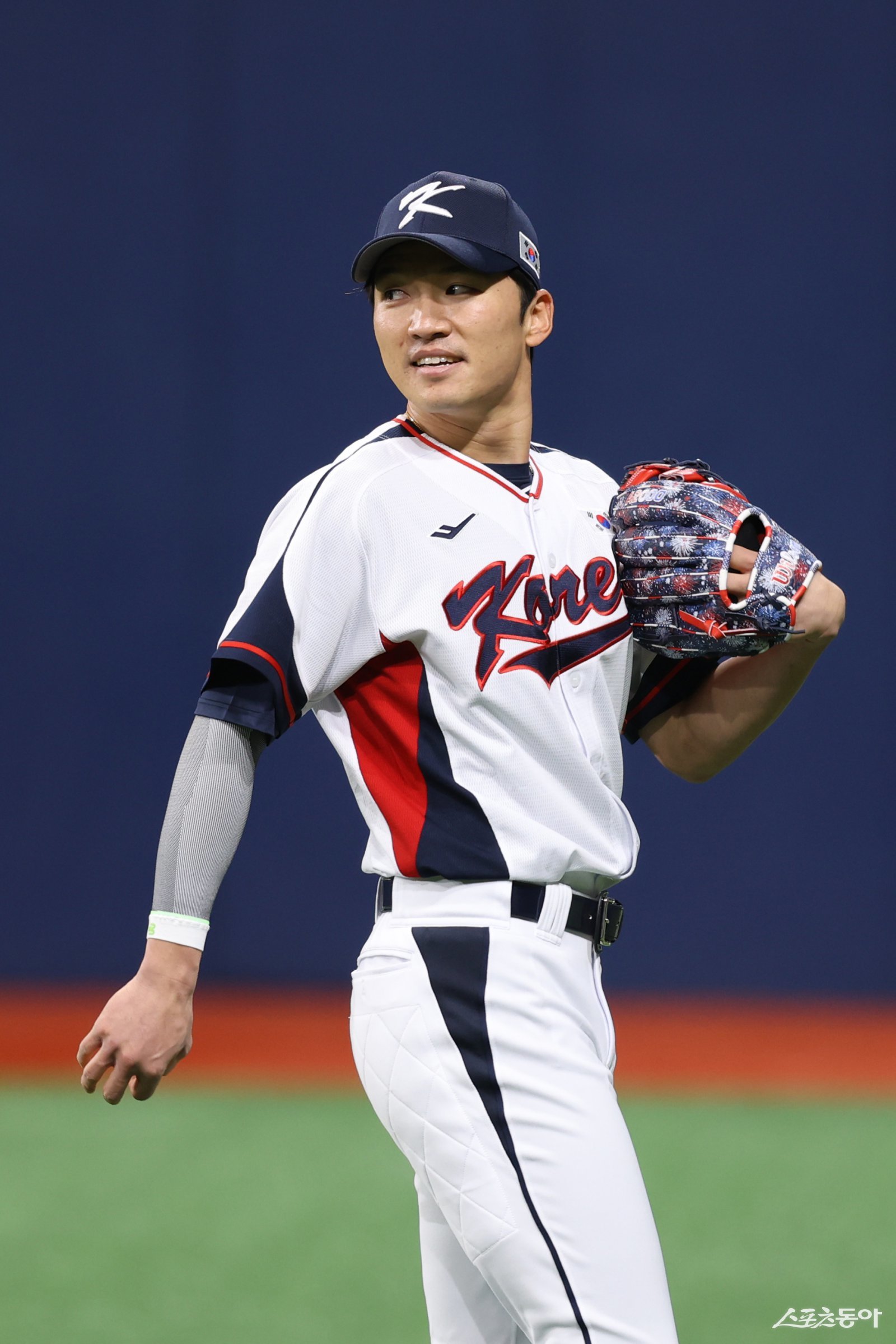 LG 박해민은 올해 팀의 주장을 맡아 통합우승을 이끌고 ‘K-베이스볼시리즈’ 대표팀 캡틴이 됐다. 이제는 국가대표 선수단의 리더로서 선수들을 하나로 묶는 리더십을 발휘해야 한다. 4일 고척스카이돔에서 진행된 대표팀 훈련 도중 미소짓는 박해민. 사진제공|KBO