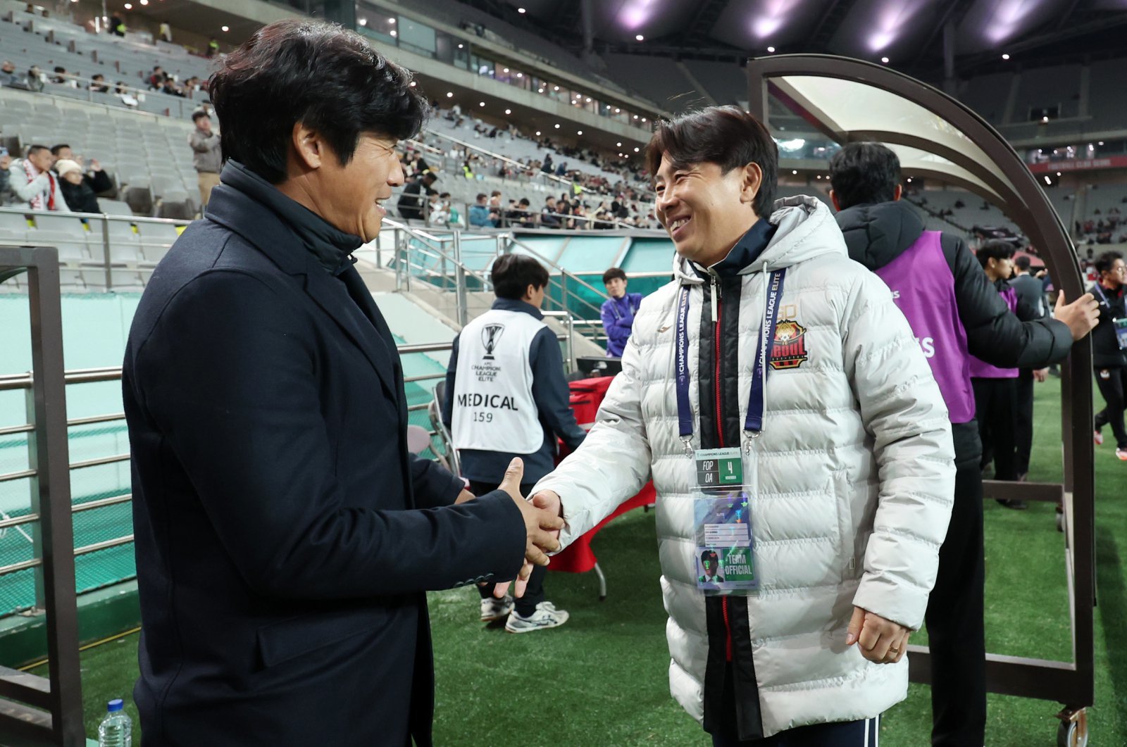 김기동 서울 감독(오른쪽)과 서정원 청두 감독이 4일 서울월드컵경기장에서 열린 ACLE 리그 스테이지 4차전을 앞두고 악수하며 격려하고 있다. 포항을 이끈 김 감독과 수원 삼성을 이끈 서 감독은 친분이 두텁다. 상암|뉴시스