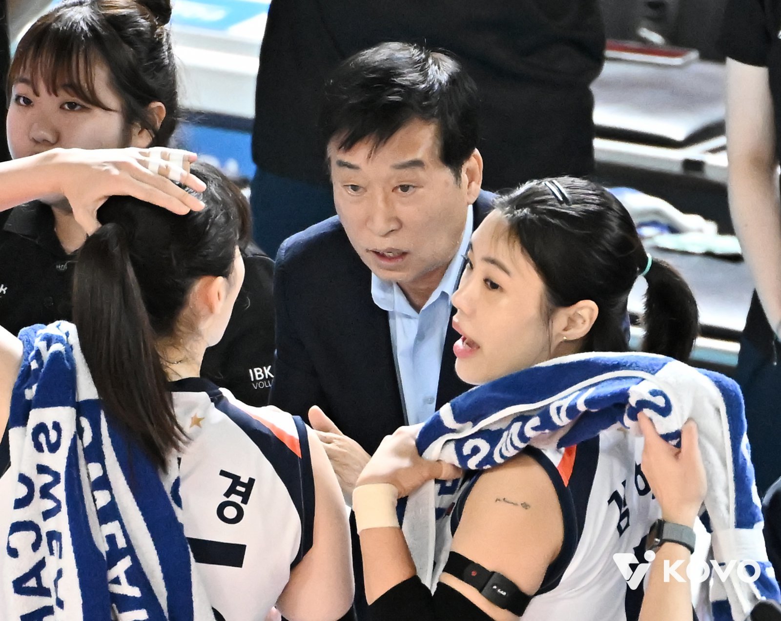 김호철 IBK기업은행 감독(가운데)이 4일 수원체육관에서 열린 현대건설과 V리그 여자부 1라운드 원정경기 도중 선수들에게 지시를 내리고 있다. 리시브 불안에 0-3으로 진 IBK기업은행은 최하위를 벗어나지 못했다. 사진제공│KOVO