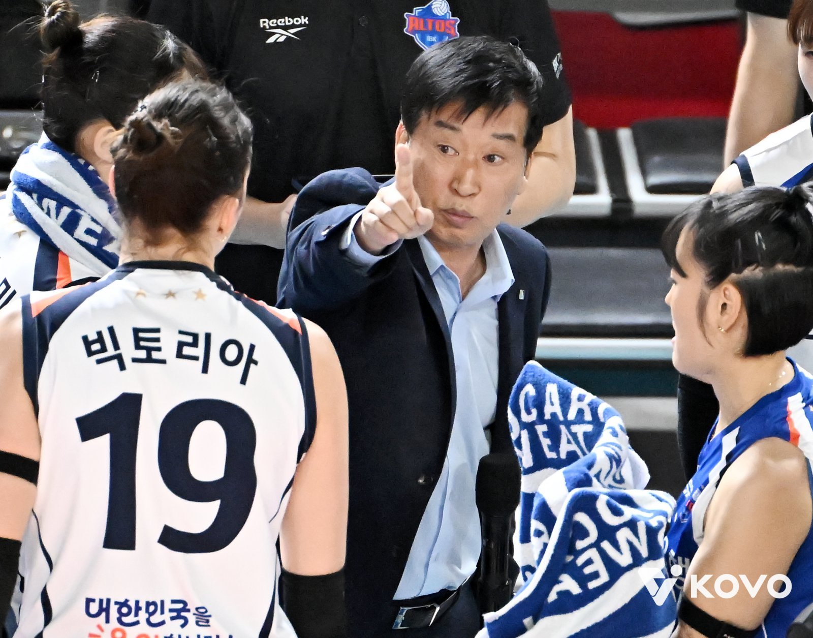 김호철 IBK기업은행 감독(가운데)이 4일 수원체육관에서 열린 현대건설과 V리그 여자부 1라운드 원정경기 도중 선수들에게 지시를 내리고 있다. 리시브 불안에 0-3으로 진 IBK기업은행은 최하위를 벗어나지 못했다. 사진제공│KOVO