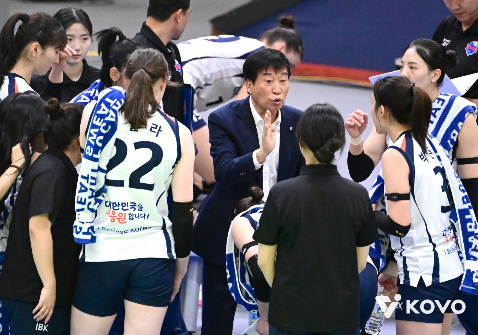 김호철 IBK기업은행 감독(가운데)이 4일 수원체육관에서 열린 현대건설과 V리그 여자부 1라운드 원정경기 도중 선수들에게 지시를 내리고 있다. 리시브 불안에 0-3으로 진 IBK기업은행은 최하위를 벗어나지 못했다. 사진제공│KOVO