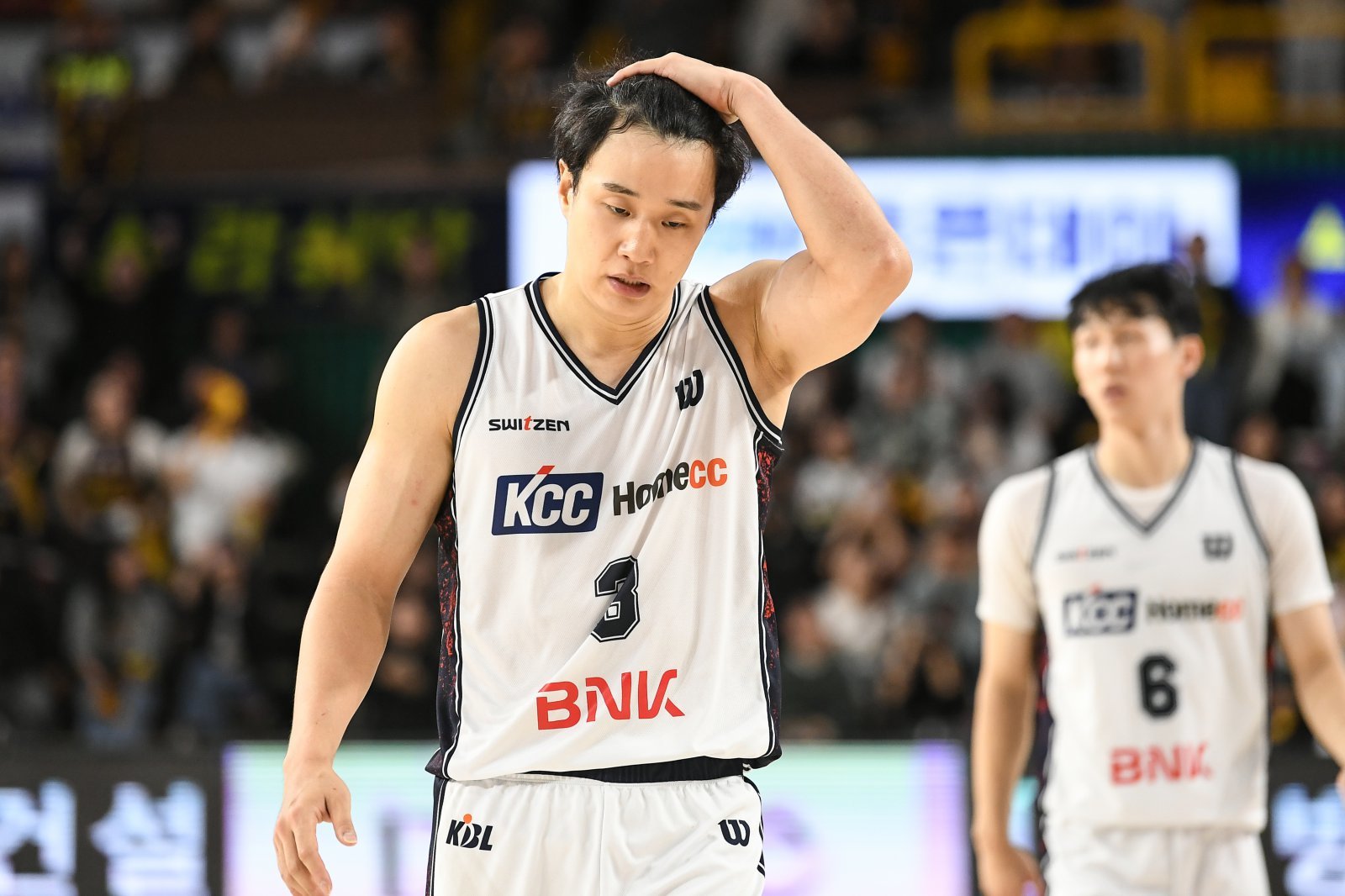 KCC 허웅은 올 시즌 1라운드 MVP에 선정되며 생애 처음으로 라운드 MVP를 받았다. 그러나 2라운드 들어 상대에 견제에 막히는 등 활로를 뚫지 못하고 있다. 사진제공｜KBL