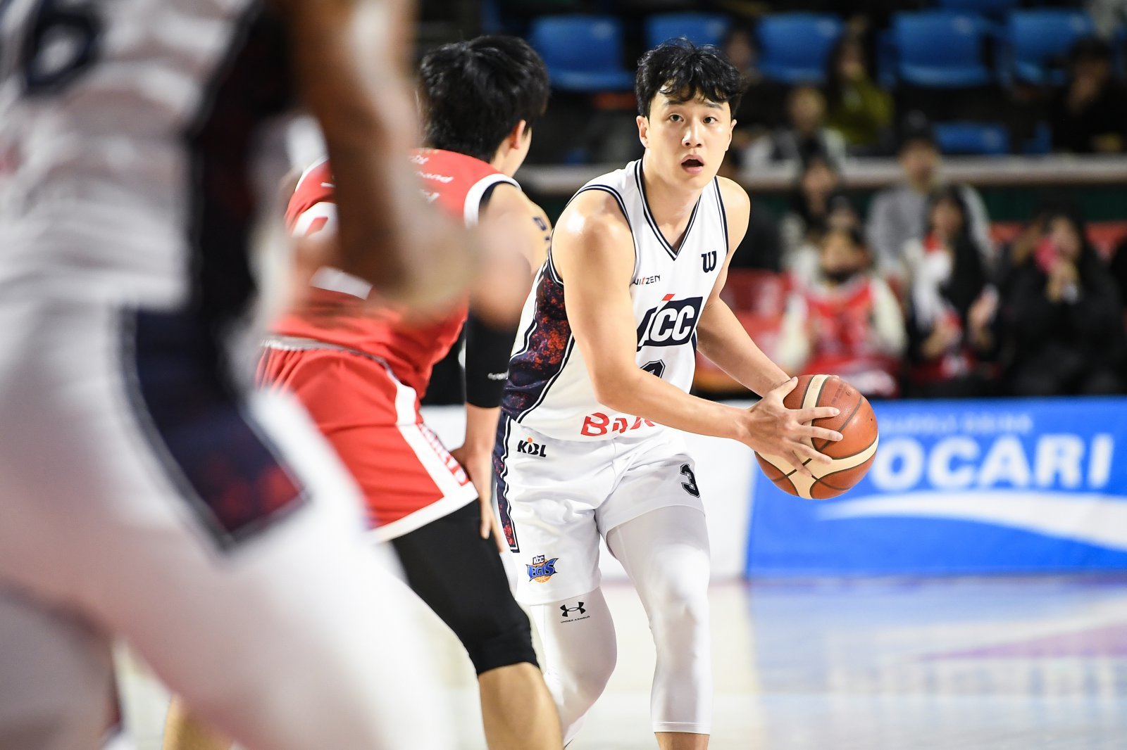 KCC 허웅은 올 시즌 1라운드 MVP에 선정되며 생애 처음으로 라운드 MVP를 받았다. 그러나 2라운드 들어 상대에 견제에 막히는 등 활로를 뚫지 못하고 있다. 사진제공｜KBL