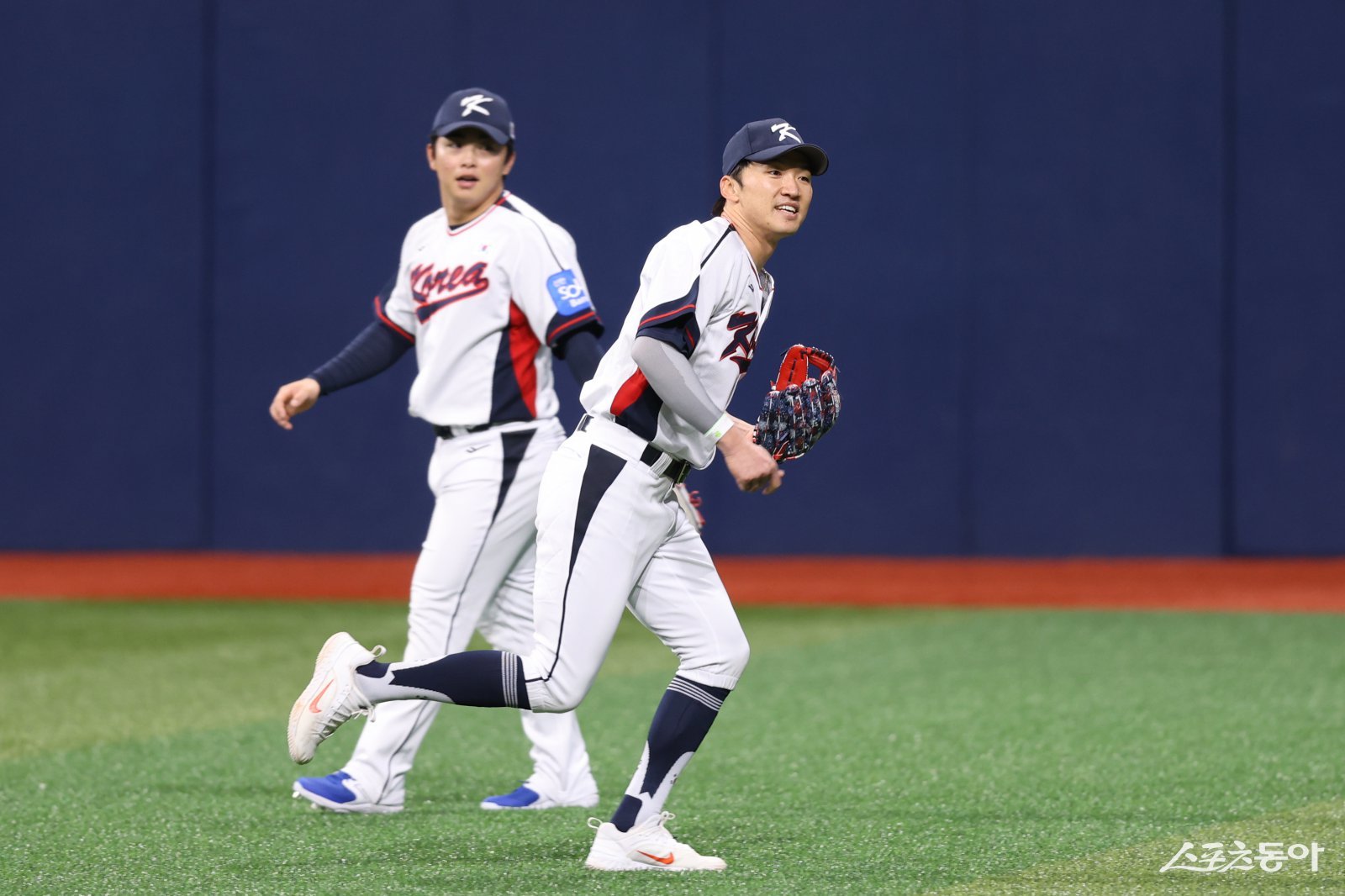 야구국가대표팀 박해민(앞)과 문현빈이 4일 고척스카이돔에서 열린 ‘K-베이스볼 시리즈’ 대비 훈련 도중 외야 수비를 연습하고 있다. 사진제공|KBO