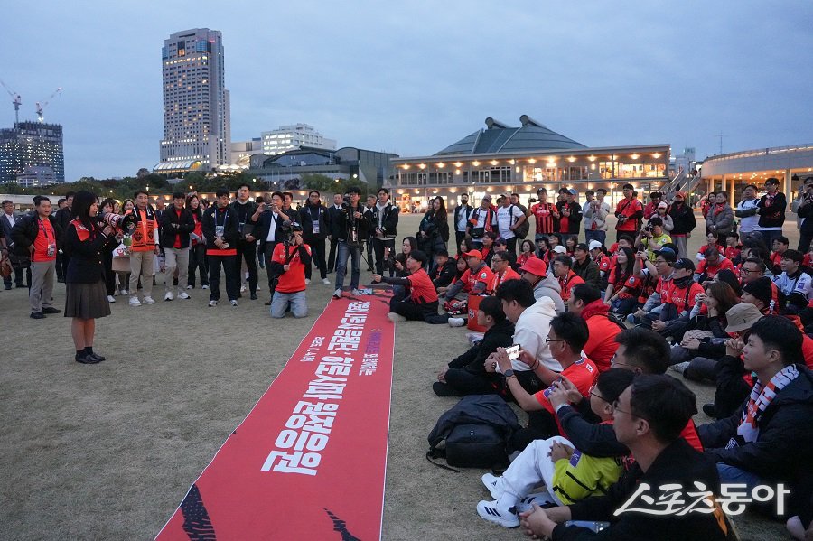 강원특별자치도(도지사 김진태)는 지난 11월 4일 오후 5시 30분, 일본 히로시마 에디온 피스 윙 스타디움 원정석 게이트 앞에서 ‘강원FC 승리기원 행사’를 개최했다.사진제공｜강원도