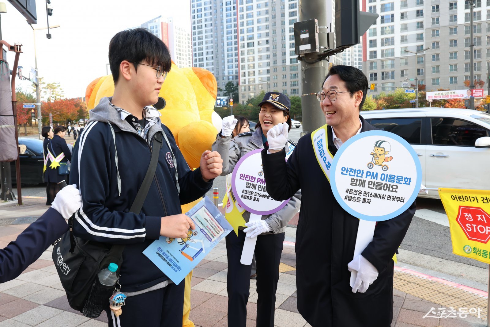 정명근 화성특례시장 및 관계자들이 4일 개인형 이동장치 교통안전 캠페인을 하고 있다.사진제공｜화성시