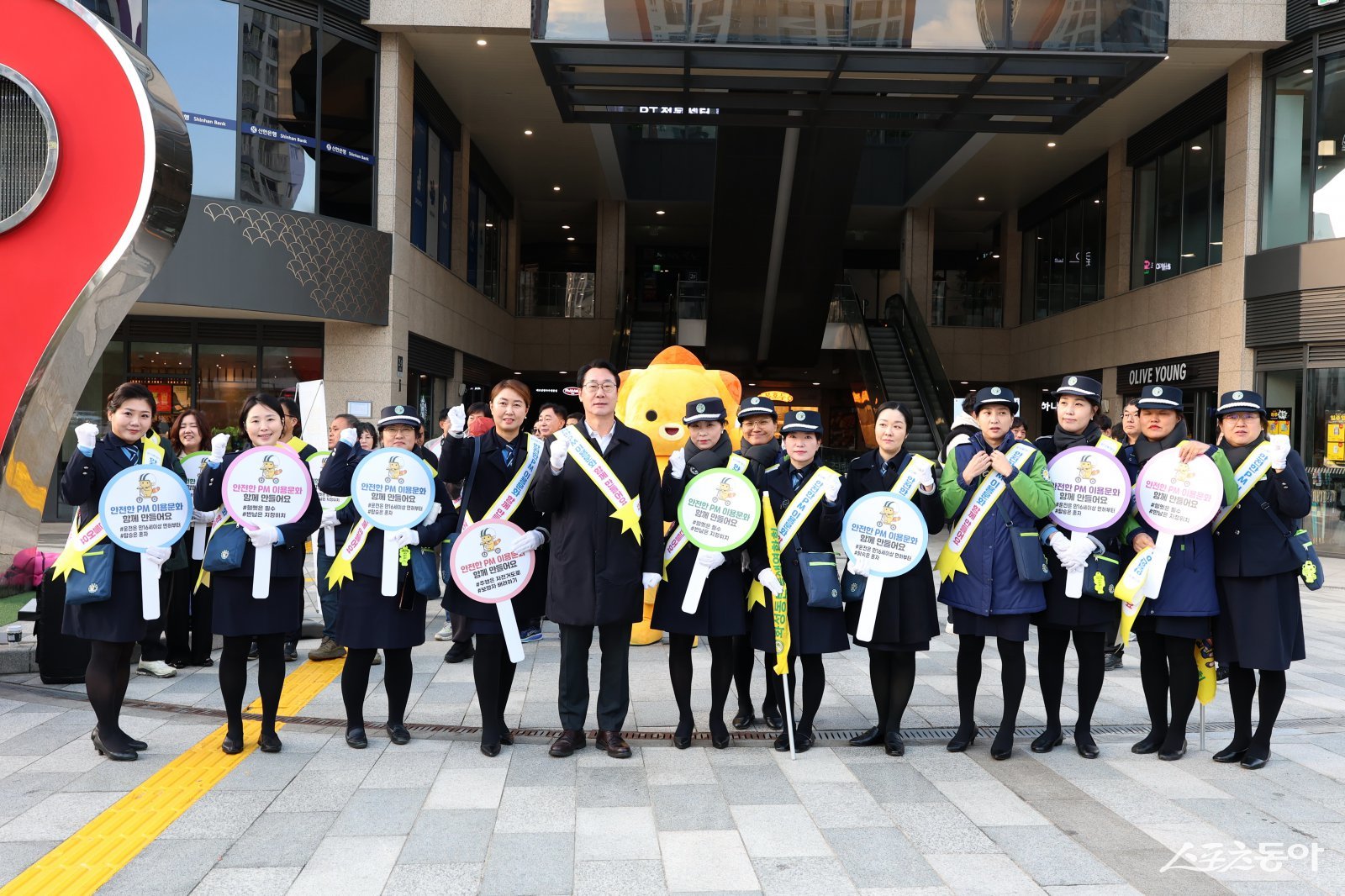 정명근 화성특례시장 및 관계자들이 4일 개인형 이동장치 교통안전 캠페인에 앞서 기념촬영을 하고 있다.사진제공｜화성시