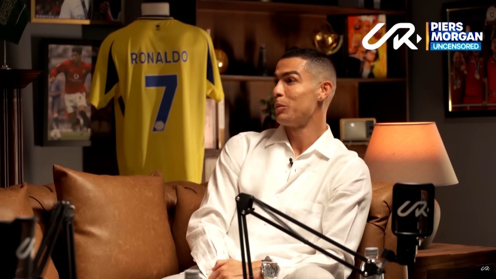크리스티아누 호날두는 5일(한국시간) 공개된 영국 방송인 피어스 모건과의 인터뷰에서 “내 선수 생활 은퇴가 머지않았다”며 “쉬운 결정은 아니겠지만, 이미 25~27살 때부터 은퇴 후 삶을 준비해왔다. 힘들겠지만 받아들일 준비가 돼 있다”고 말했다. 사진출처｜피어스 모건 유튜브 캡처