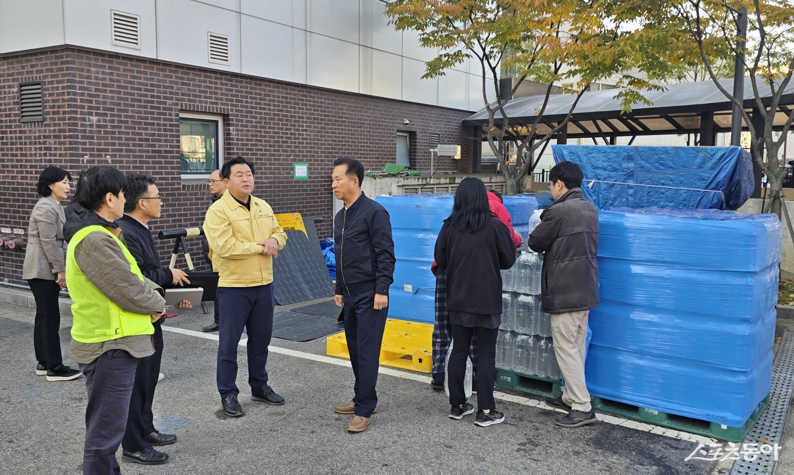 시흥시(시장 임병택)가 물왕배수지 인근 상수관로 누수로 인한 피해를 최소화하기 위해 비상 급수를 지원하는 등 총력 대응에 나섰다(임병택 시장 현장 점검 모습).사진제공｜시흥시