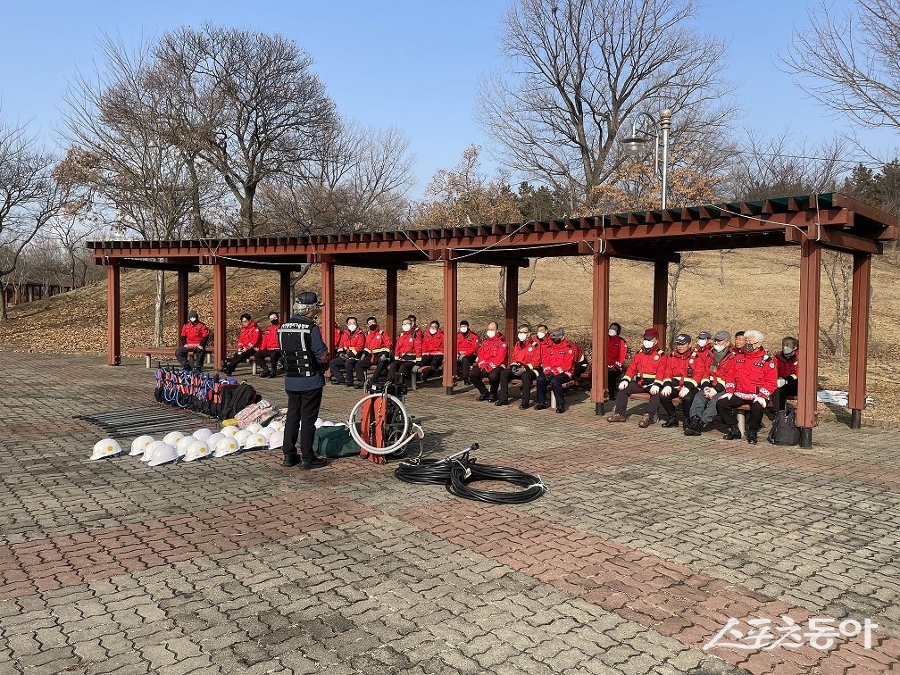 안산시(시장 이민근)는 다음 달 15일까지 산불방지 대책본부 종합상황실을 운영하며 가을철 산불 재난 대비 태세를 강화한다(안산시 산불전문진화대가 현장교육을 진행하고 있다).사진제공｜안산시