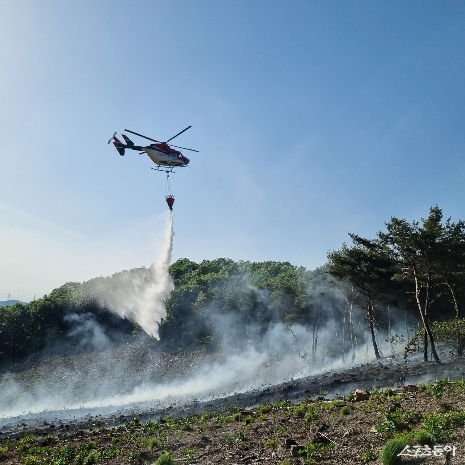 안산시(시장 이민근)는 다음 달 15일까지 산불방지 대책본부 종합상황실을 운영하며 가을철 산불 재난 대비 태세를 강화한다(진화헬기로 산불을 진화하고 있는 모습).사진제공｜안산시