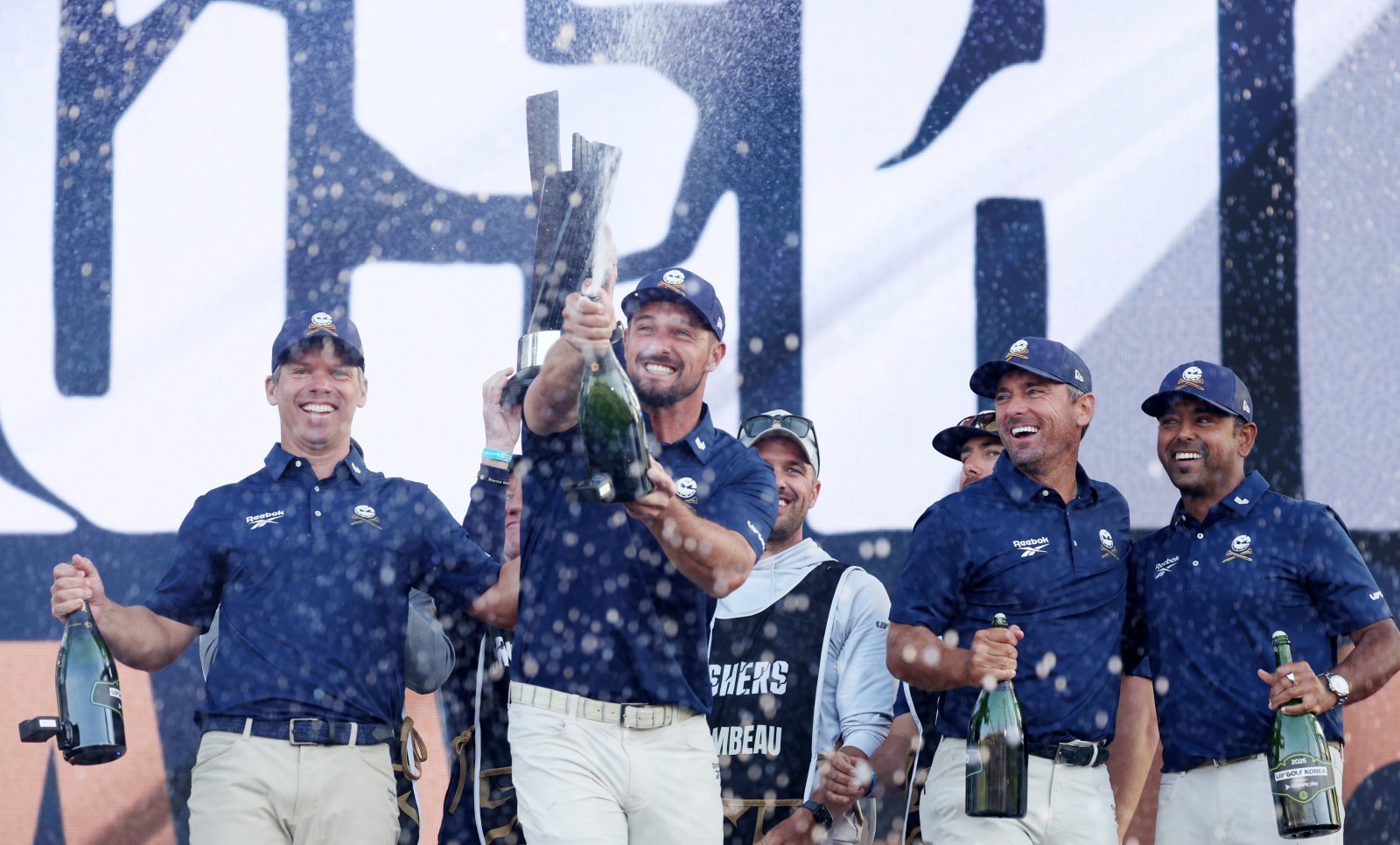 브라이슨 디섐보(왼쪽에서 두번째)가 지난 5월 인천에서 열린 LIIV 골프 코리아에서 우승한 뒤 세리머니를 하고 있다.  인천  |  뉴시