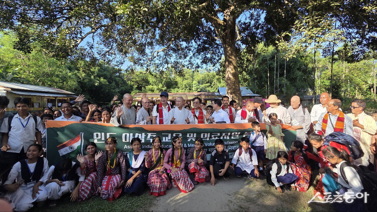 지난 11월 4일 불교, 기독교, 천주교 지도자들로 구성된 국제종교연합과 국제의료봉사단체 ‘그린닥터스’의 의료진이 인도 동북부 아삼주 의료봉사를 나선 가운데 관꼐자들이 기념촬영을 하고 있다. (사진제공=국제종교연합)
