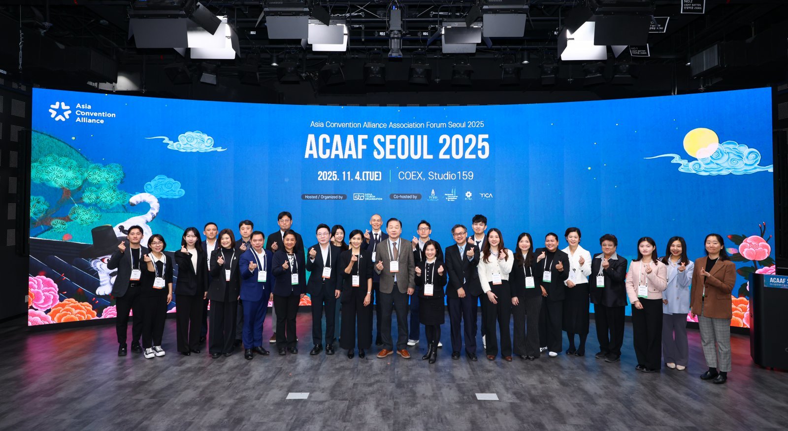 ‘ ACAAF 서울 2025’ 참가자들이 단체사진을 촬영하고 있다. 사진제공 ｜ 서울관광재단