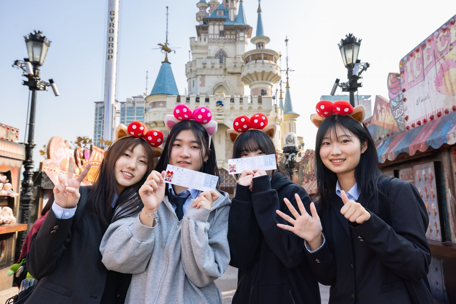 롯데월드가 수능 수험생들을 위한 특별 할인 이벤트를 13일부터 시작한다