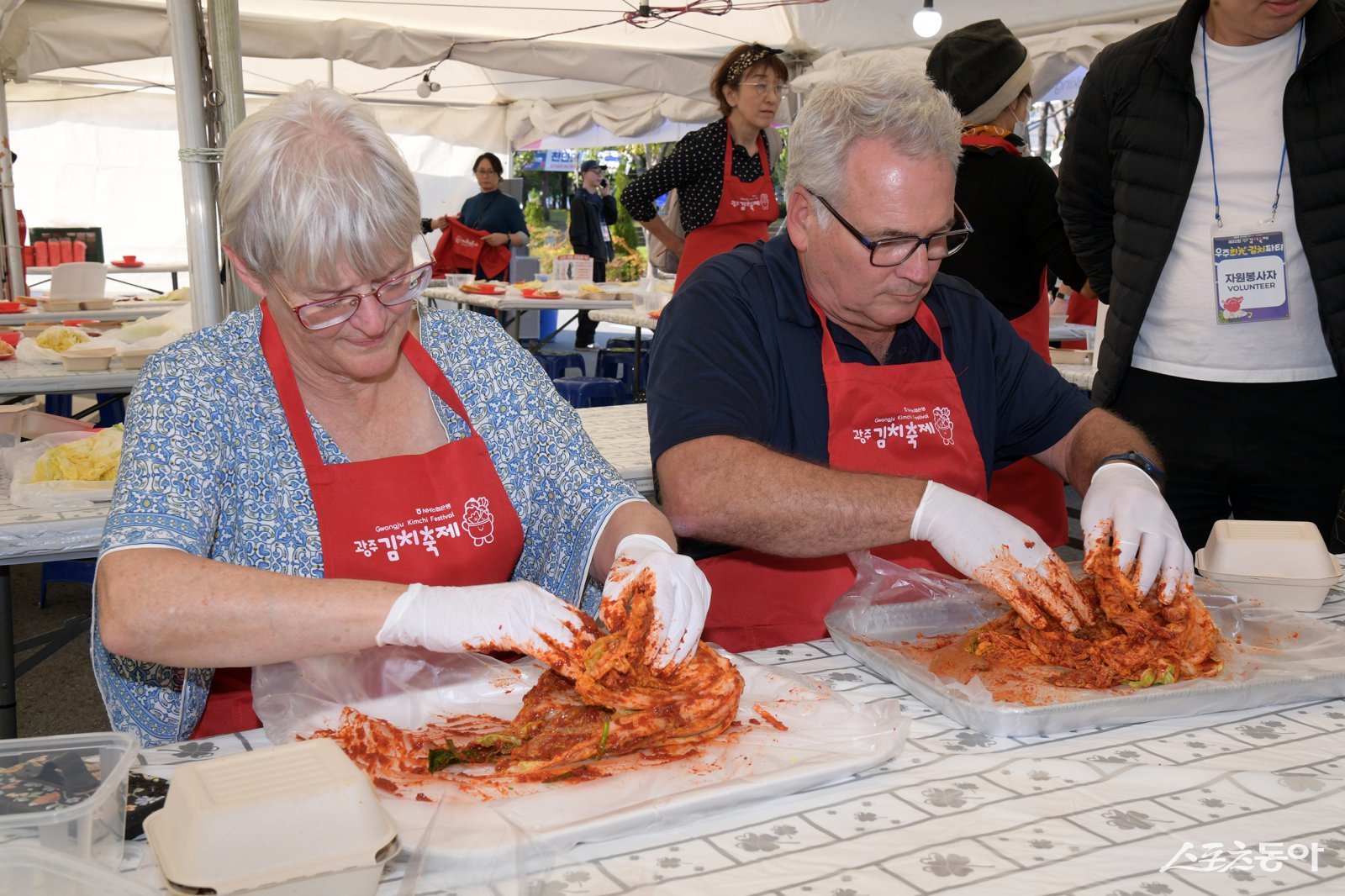 외국인 관광객이 광주김치축제에서 김치를 체험하고 있다. 사진제공=광주광역시