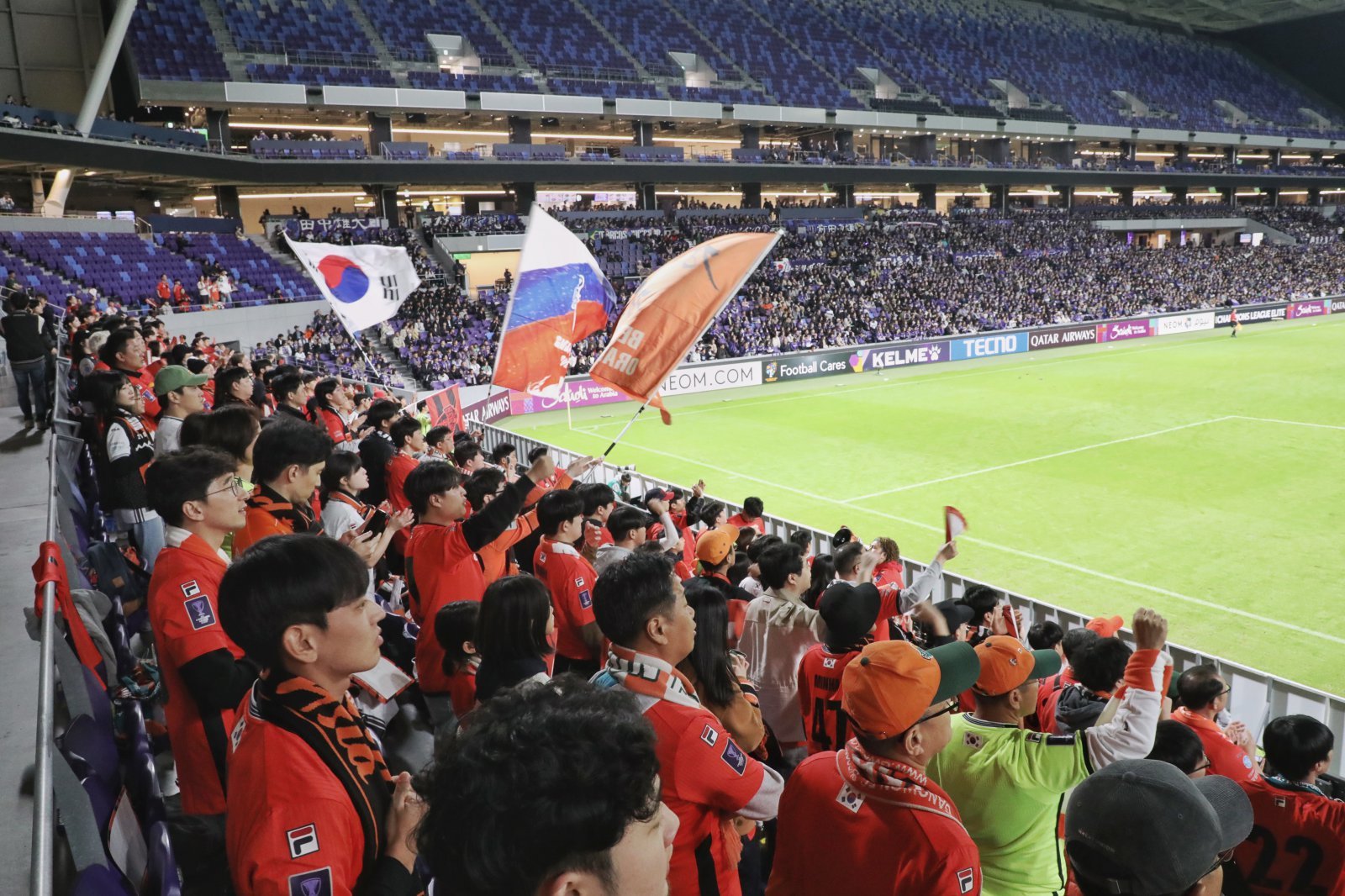 강원FC와 산프레체 히로시마의 경기를 응원 중인 서포터즈와 하이원리조트 임직원들