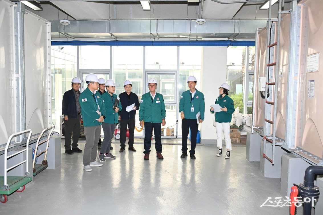 정종복 기장군수가 지난 4일 수산자원센터 등 소속 사업장에 대한 안전점검을 시행하고 있다. (사진제공=기장군)