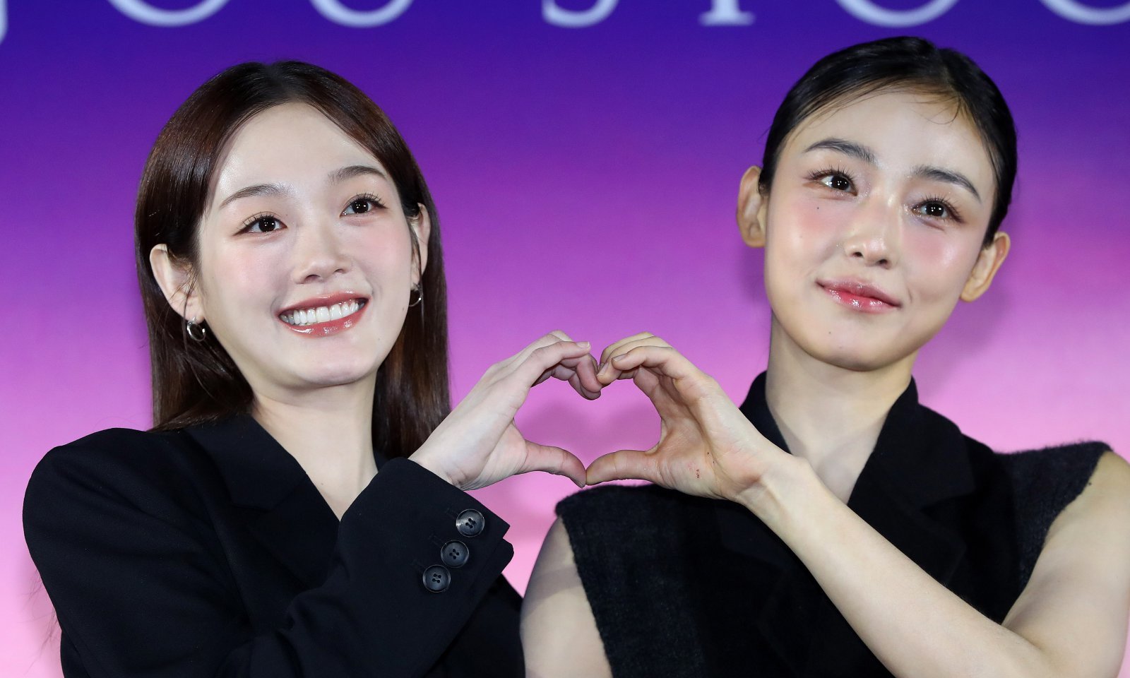 [서울=뉴시스] 김혜진 기자 = 배우 이유미(왼쪽), 전소니가 5일 오전 서울 용산구 CGV용산아이파크몰에서 열린 넷플릭스 시리즈 ‘당신이 죽였다’ 제작발표회에서 포즈를 취하고 있다. 2025.11.05. jini@newsis.com