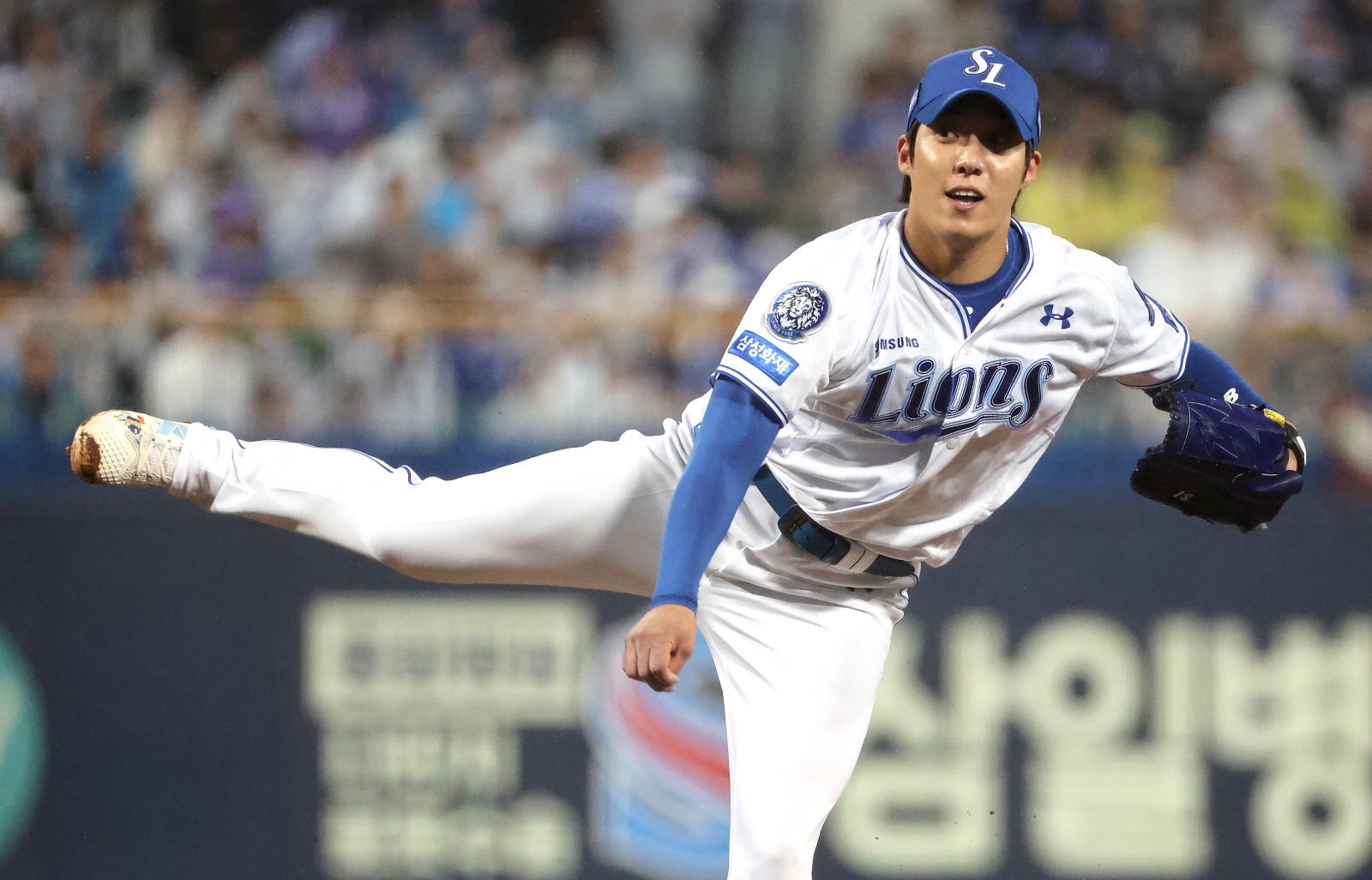 삼성 원태인은 2025시즌을 돌아보며 “개인적으로는 만족스러웠지만, 팀이 우승을 하지 못해 아쉽다”고 밝혔다. 그 아쉬움을 뒤로 하고 야구대표팀의 투수조장으로 ‘K-베이스볼시리즈’를 준비하고 있다. 10월 13일 대구삼성라이온즈파크에서 열린 SSG와 준PO 3차전서 역투하는 원태인. 뉴시스