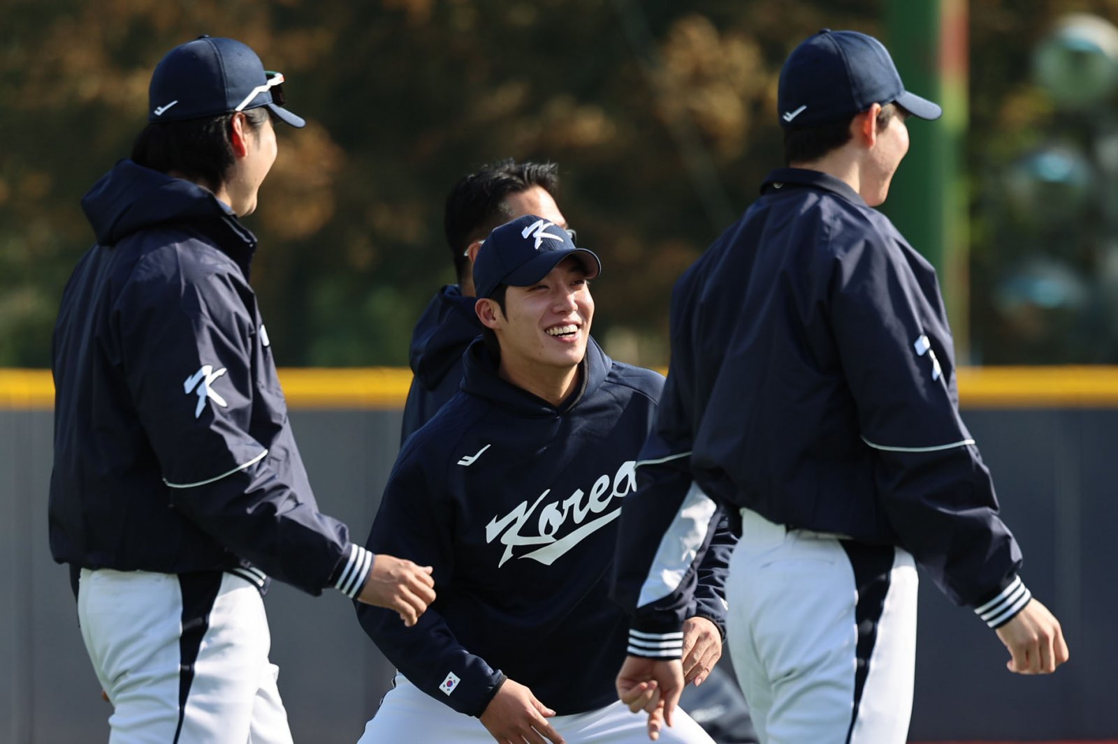 삼성 원태인(가운데)은 2025시즌을 돌아보며 “개인적으로는 만족스러웠지만, 팀이 우승을 하지 못해 아쉽다”고 밝혔다. 그 아쉬움을 뒤로 하고 야구대표팀의 투수조장으로 ‘K-베이스볼시리즈’를 준비하고 있다. 2일 고양국가대표야구훈련장에서 진행된 대표팀 훈련 도중 미소짓는 원태인. 뉴시스