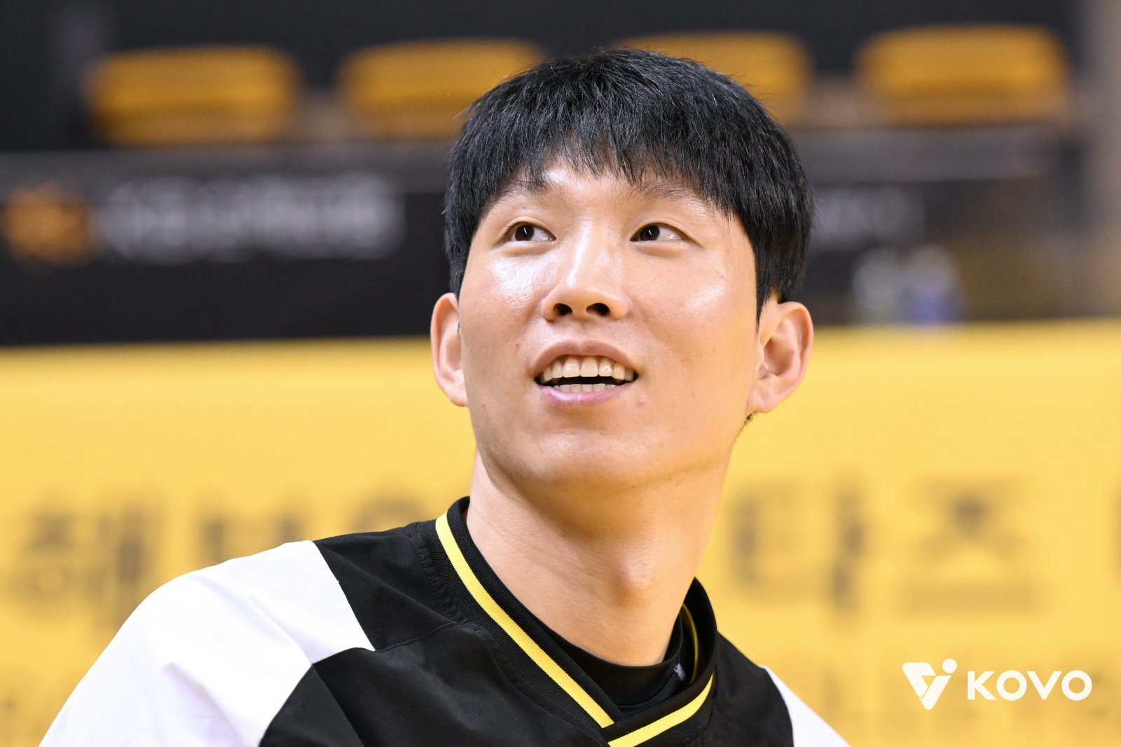 KB손해보험 세터 황택의는 시즌 초반 팀 상승세의 중심이다. 레오나르도 카르발류 감독도 “우리 팀의 하이라이트는 황택의”라고 극찬했다. 황택의가 4일 의정부 경민대기념관에서 열린 우리카드와 홈경기 도중 관중석을 바라보고 있다. 사진제공|KOVO