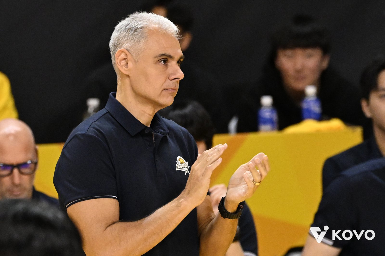 KB손해보험 세터 황택의는 시즌 초반 팀 상승세의 중심이다. 레오나르도 카르발류 감독도 “우리 팀의 하이라이트는 황택의”라고 극찬했다. 황택의가 4일 의정부 경민대기념관에서 열린 우리카드와 홈경기 도중 관중석을 바라보고 있다. 사진제공|KOVO