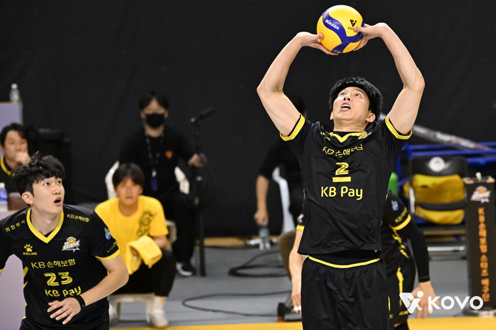 KB손해보험 세터 황택의는 시즌 초반 팀 상승세의 중심이다. 레오나르도 카르발류 감독도 “우리 팀의 하이라이트는 황택의”라고 극찬했다. 황택의가 4일 의정부 경민대기념관에서 열린 우리카드와 홈경기 도중 관중석을 바라보고 있다. 사진제공|KOVO